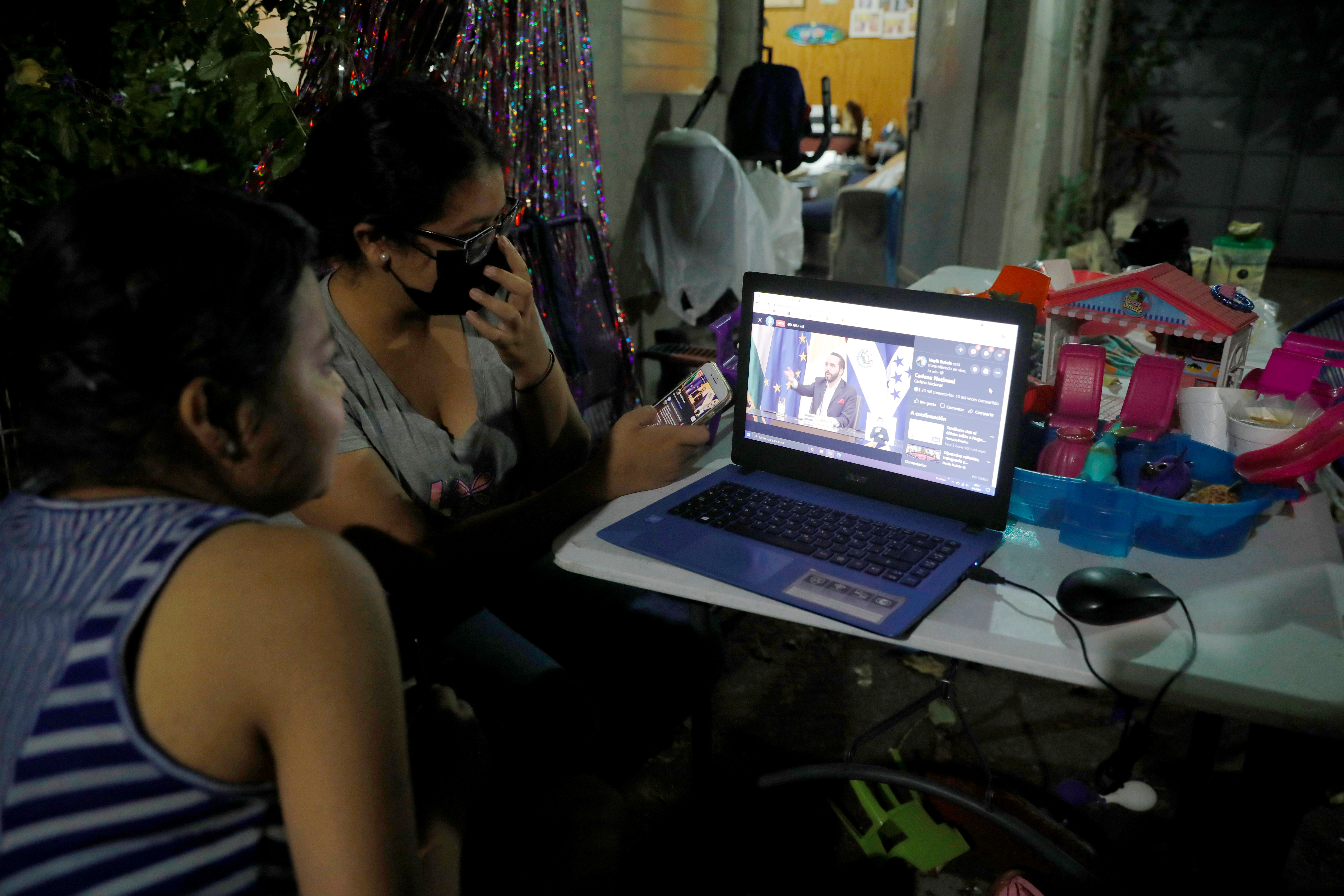 En medio de la pandemia, los usuarios se volcaron a las pantallas, tanto para consumir contenidos como para el trabajo y estudio (Foto: José Cabezas/ EFE)