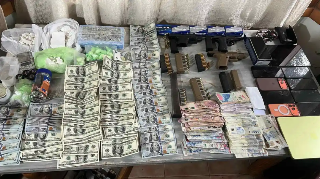 Desarticularon una red narco en R&iacute;o Negro: dos detenidos, secuestro de coca&iacute;na, marihuana, dinero y armas