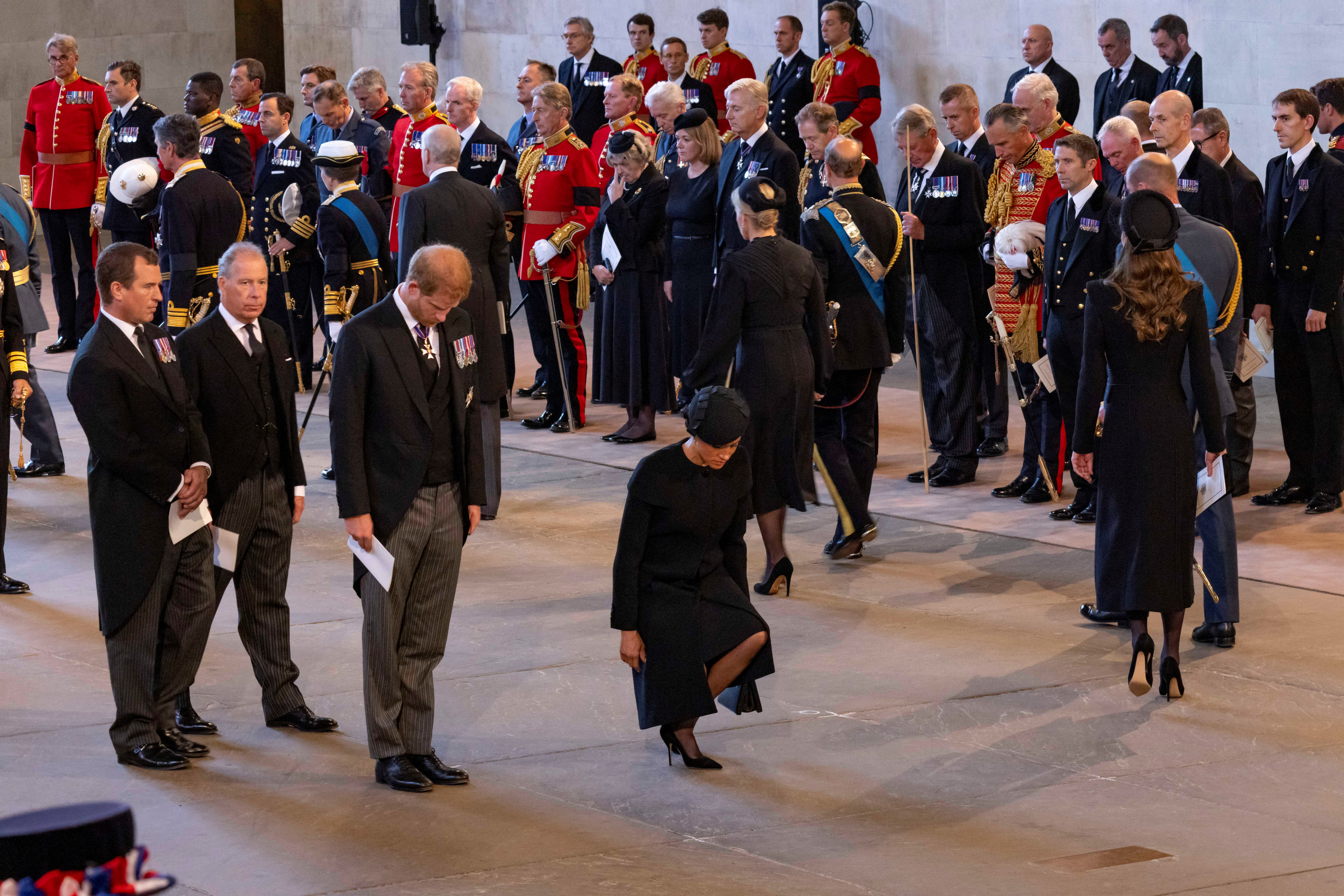 Incluso frente al ataúd de la reina, sigue vigente el protocolo de la reverencia frente a la monarca (Reuters) 