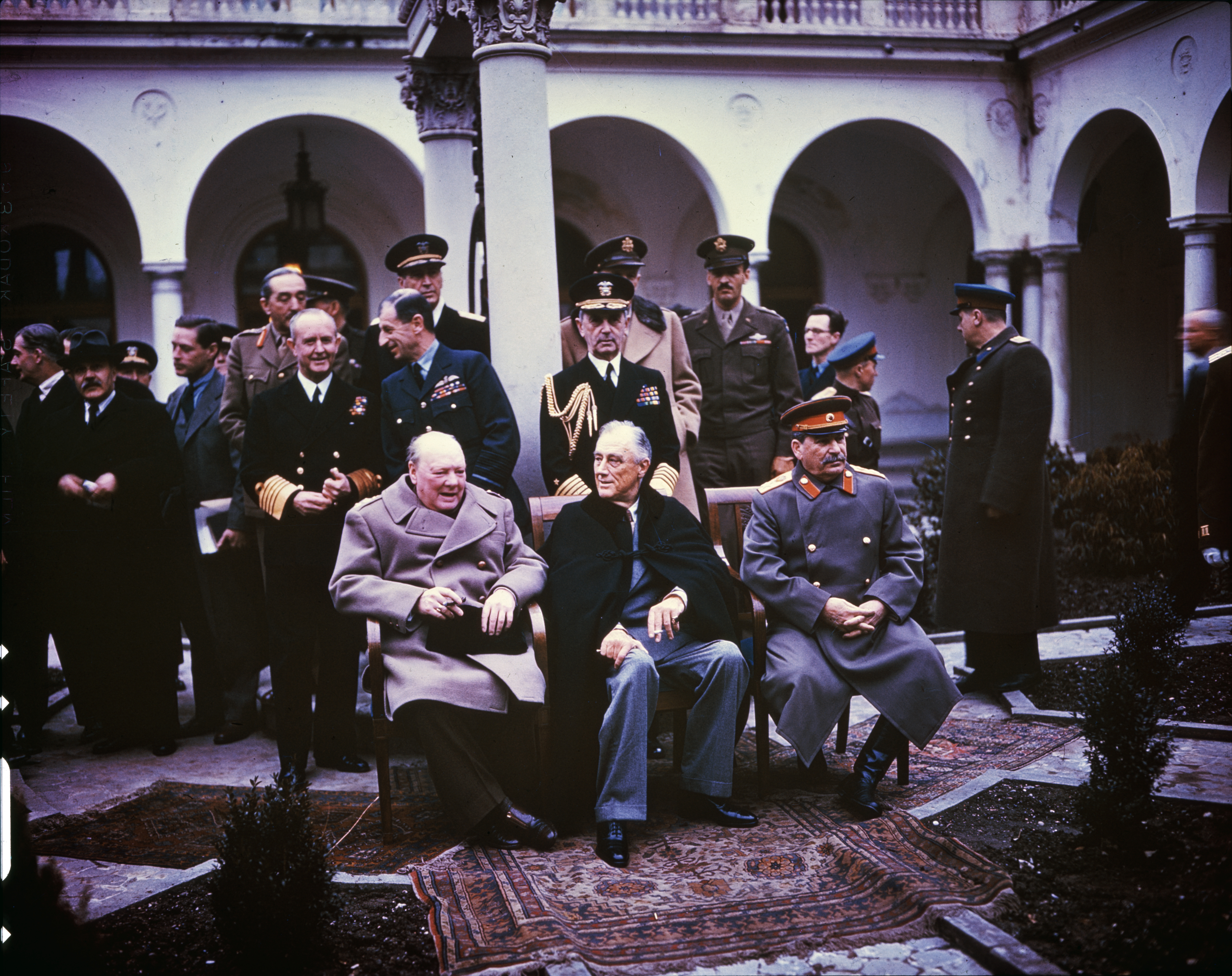 Winston Churchill, Franklin Roosevelt y Josef Stalin durante la conferencia de Yalta, en 1945 (Wikipedia)