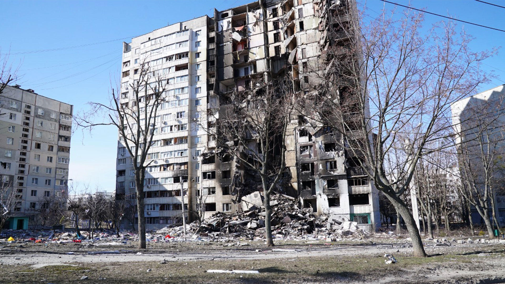 Un edificio destruido en las cercanías de Kharkiv, donde fuerzas rusas atacaron sin piedad a la población civil (Joaquín Sánchez Mariño - Infobae)