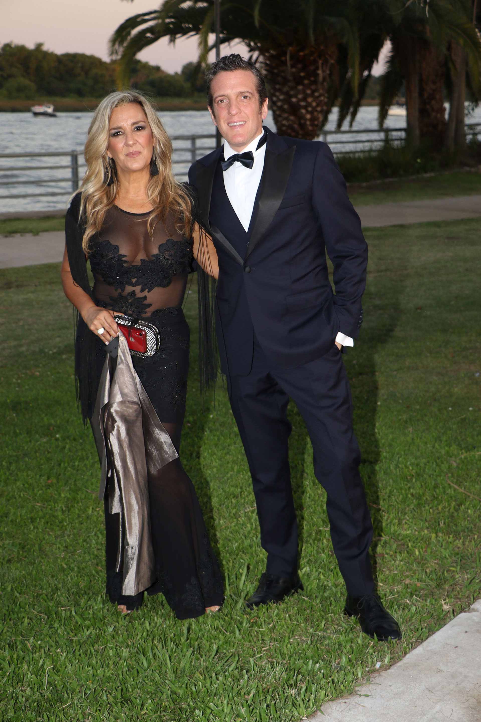 El periodista Mauro Zeta y su esposa en la boda de Rodolfo Barili y Lara Piro