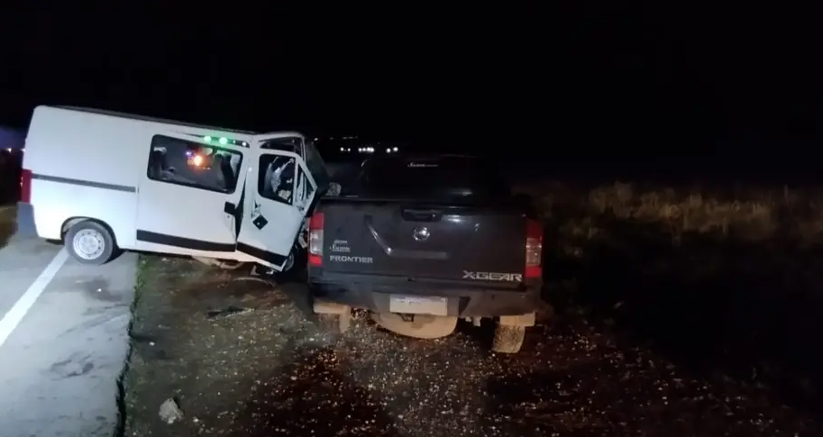 Un choque entre una camioneta y una combi con estudiantes dej&oacute; 10 personas heridas y un bombero fallecido