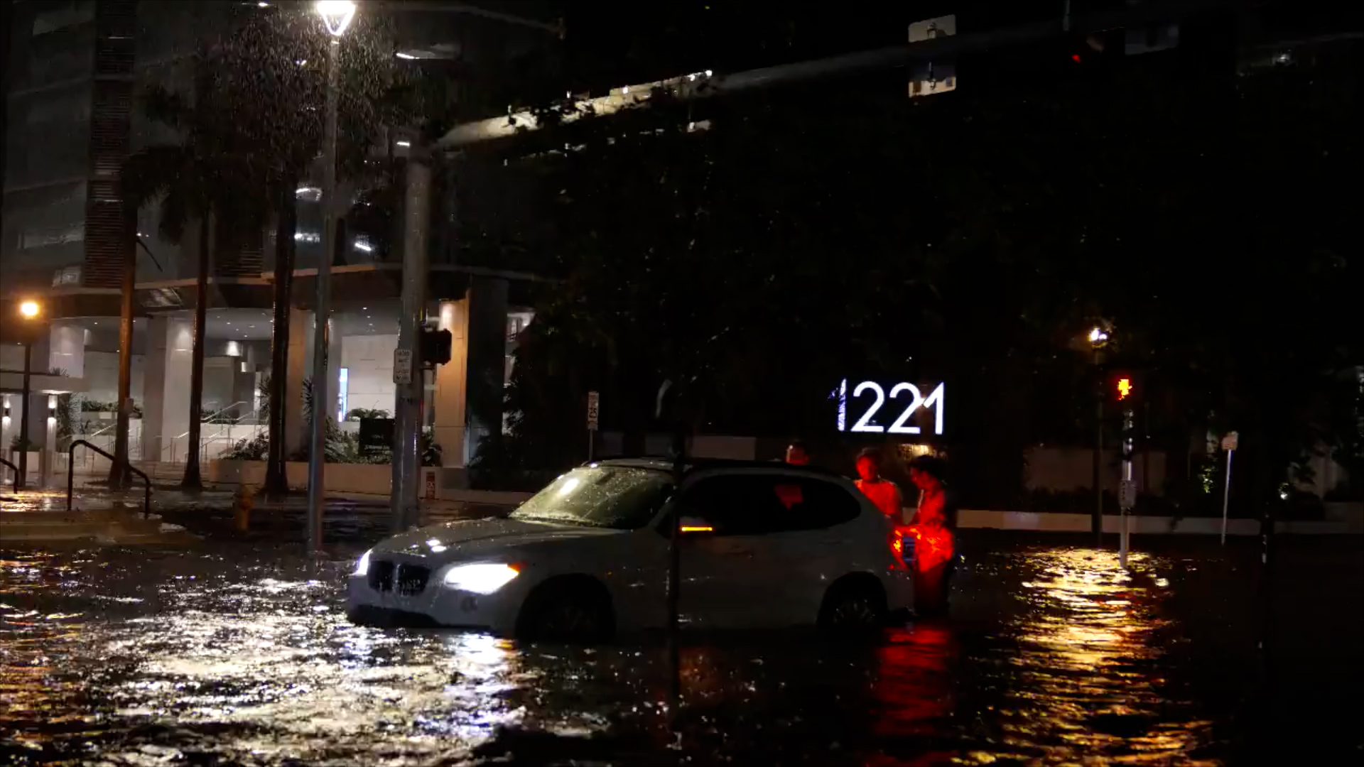 El mal tiempo ha afectado el tráfico aéreo y se registran ya un 9 % de cancelaciones en las salidas en el aeropuerto Fort Lauderdale y del 3 % en el de Miami,