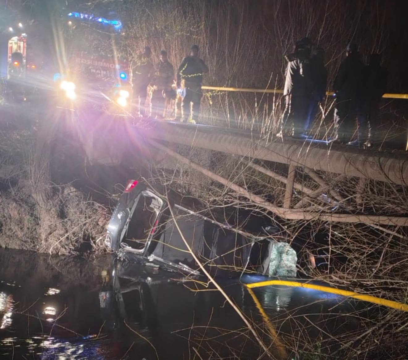 Contin&uacute;a la b&uacute;squeda de un ni&ntilde;o de 4 a&ntilde;os en R&iacute;o Negro, que cay&oacute; a un canal de riego en un accidente vial
