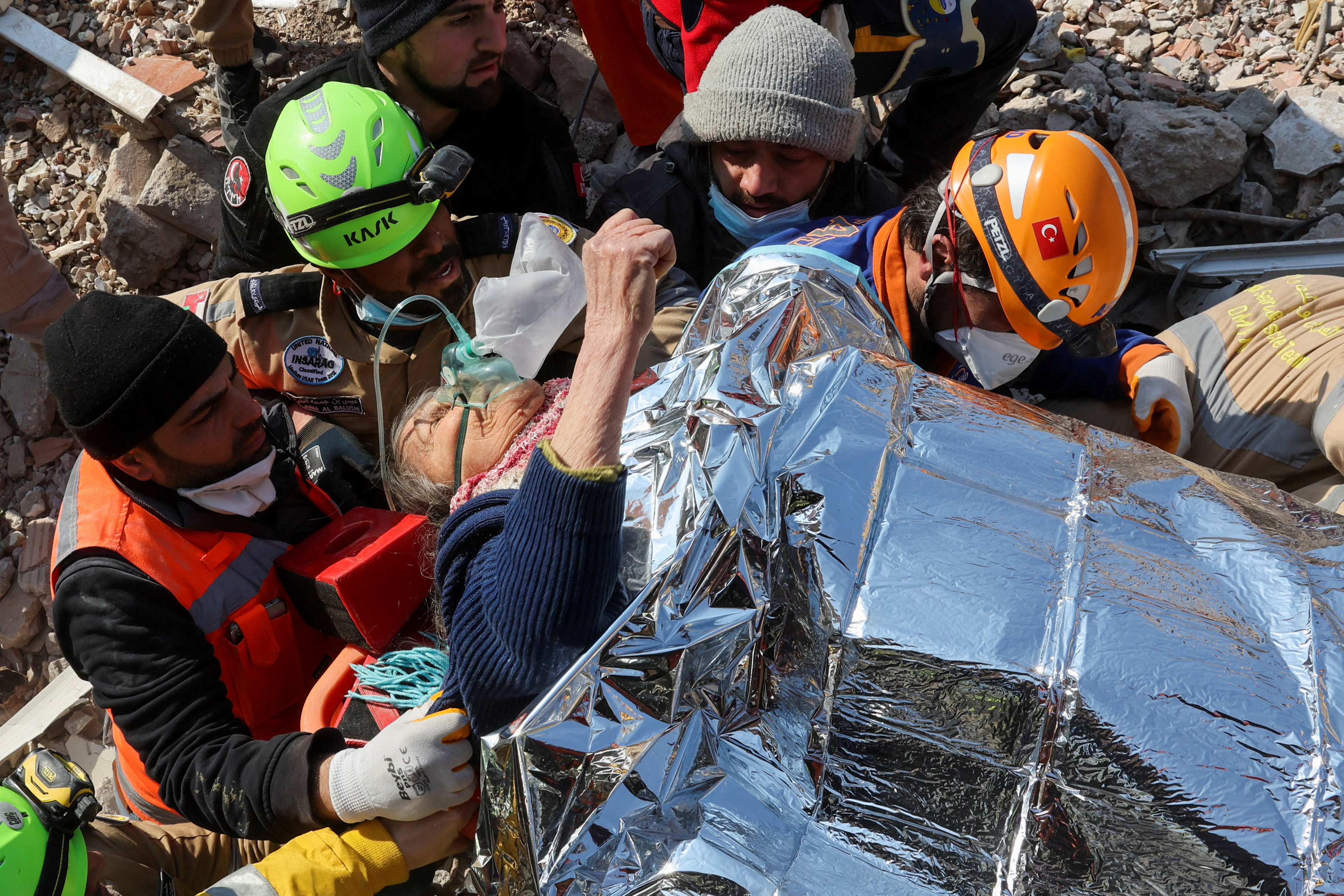 Una mujer sobrevivió 177 horas entre los escombros y fue rescatada a una semana del terremoto en Turquía