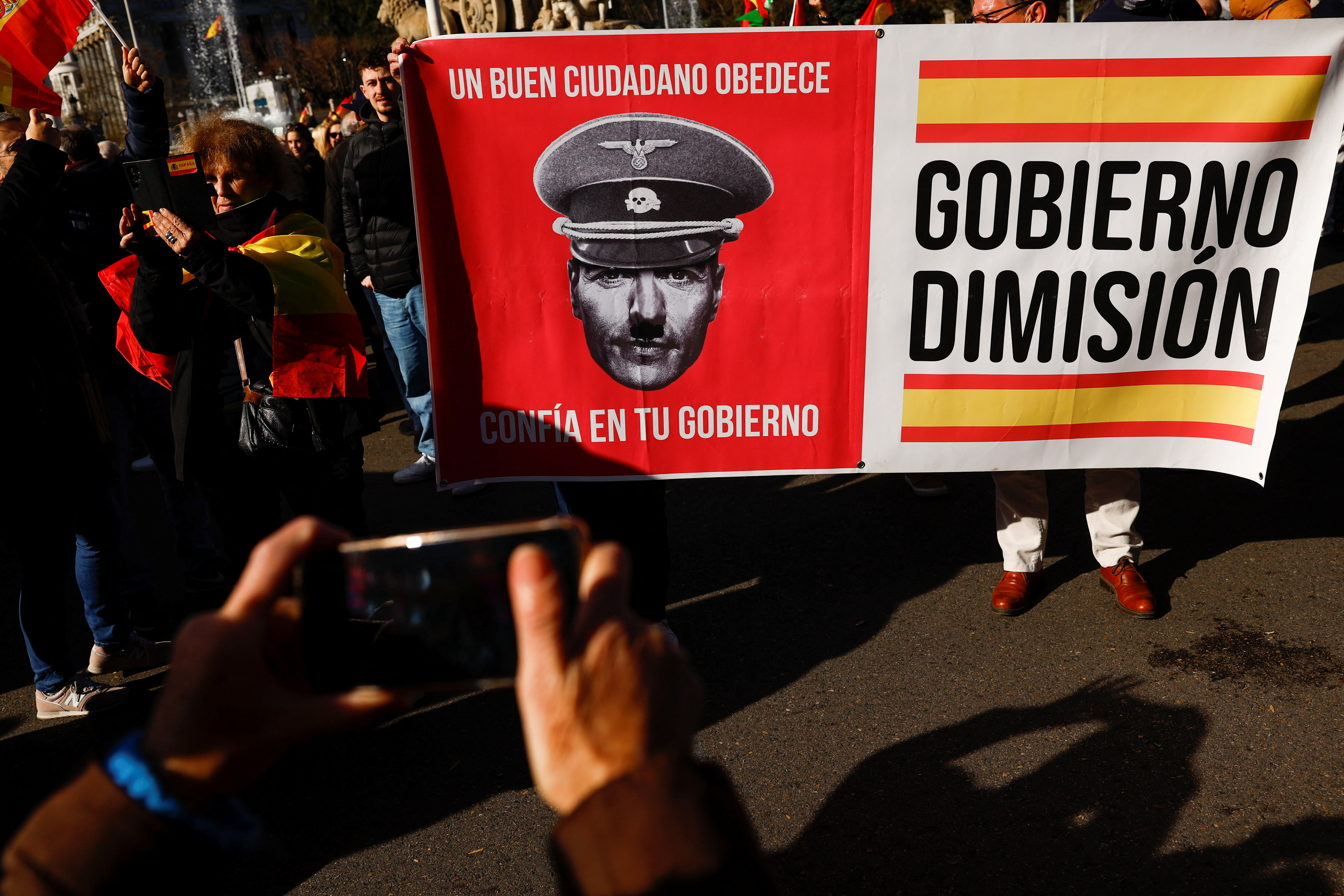 Pancartas de los manifestantes exigiendo la dimisión del presidente del gobierno español, Pedro Sánchez 