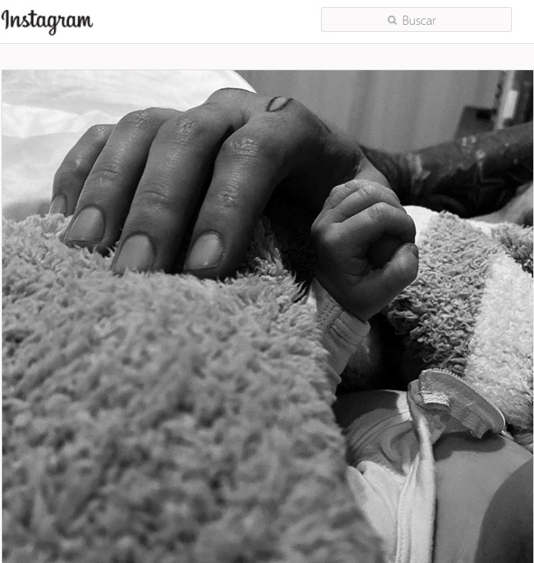 Imagen de la cuenta de Instagram de Gigi Hadid con la que anuncia el nacimiento de su primera hija. EFE
