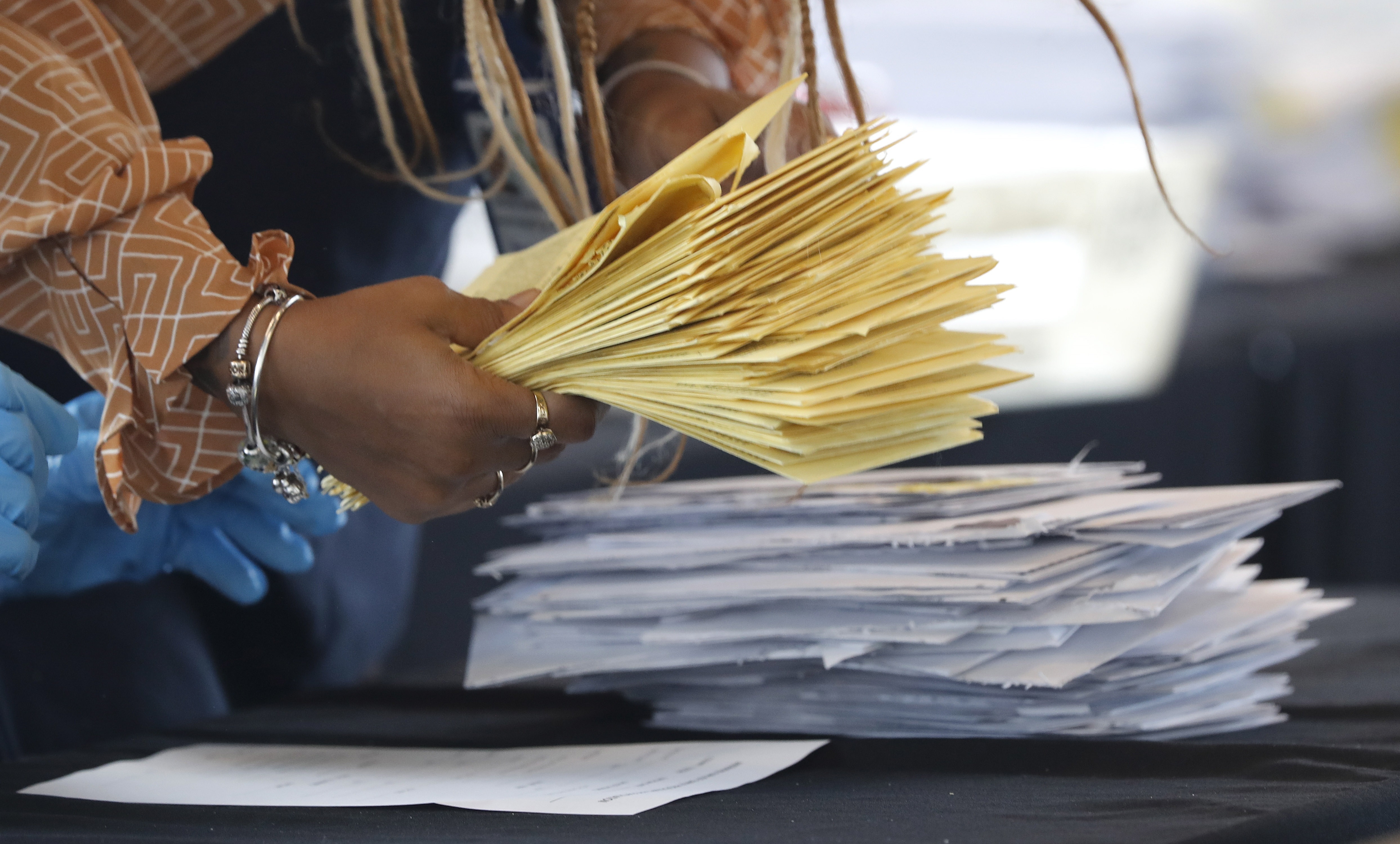 Un trabajador maneja el procesamiento y la verificación de los votos de las Elecciones de Estados Unidos (EFE/EPA/ERIK S. LESSER/Archivo)
