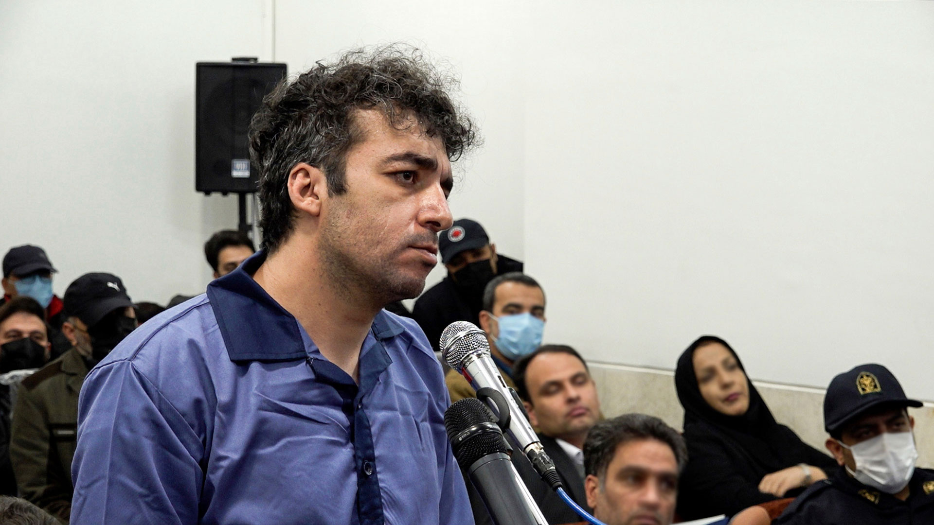 En esta foto publicada por la agencia de noticias Mizan el 9 de enero de 2023, Saleh Mirhashemi asiste a su juicio en el tribunal de la ciudad de Isfahan, Irán (Agencia de noticias Mizan vía AP)