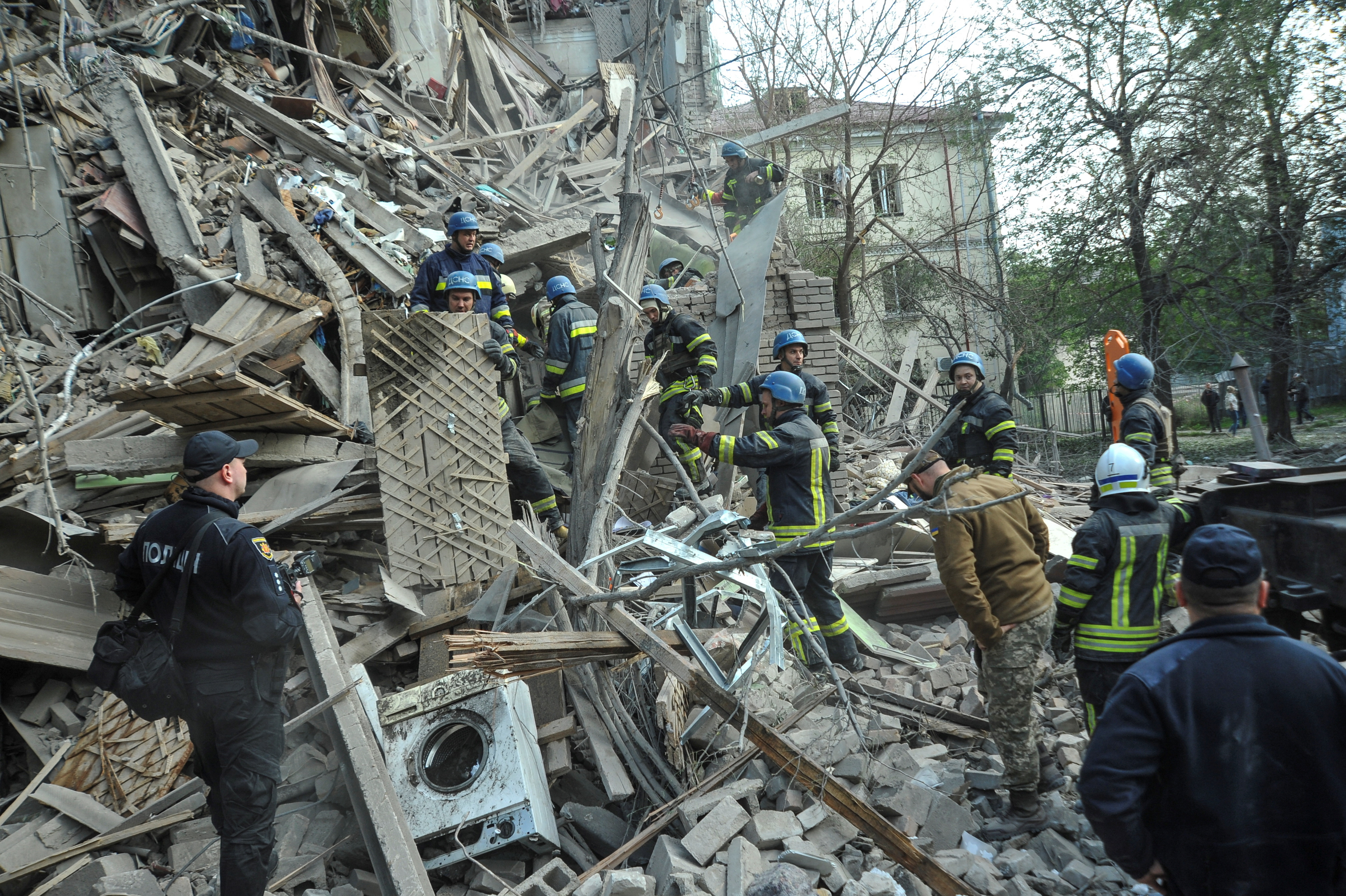 Rescatistas trabajan en el sitio de un edificio residencial fuertemente dañado por un ataque de misiles rusos, en medio de su ataque a Ucrania, en Zaporizhzhia, Ucrania 6 de octubre de 2022.  REUTERS/Stringer