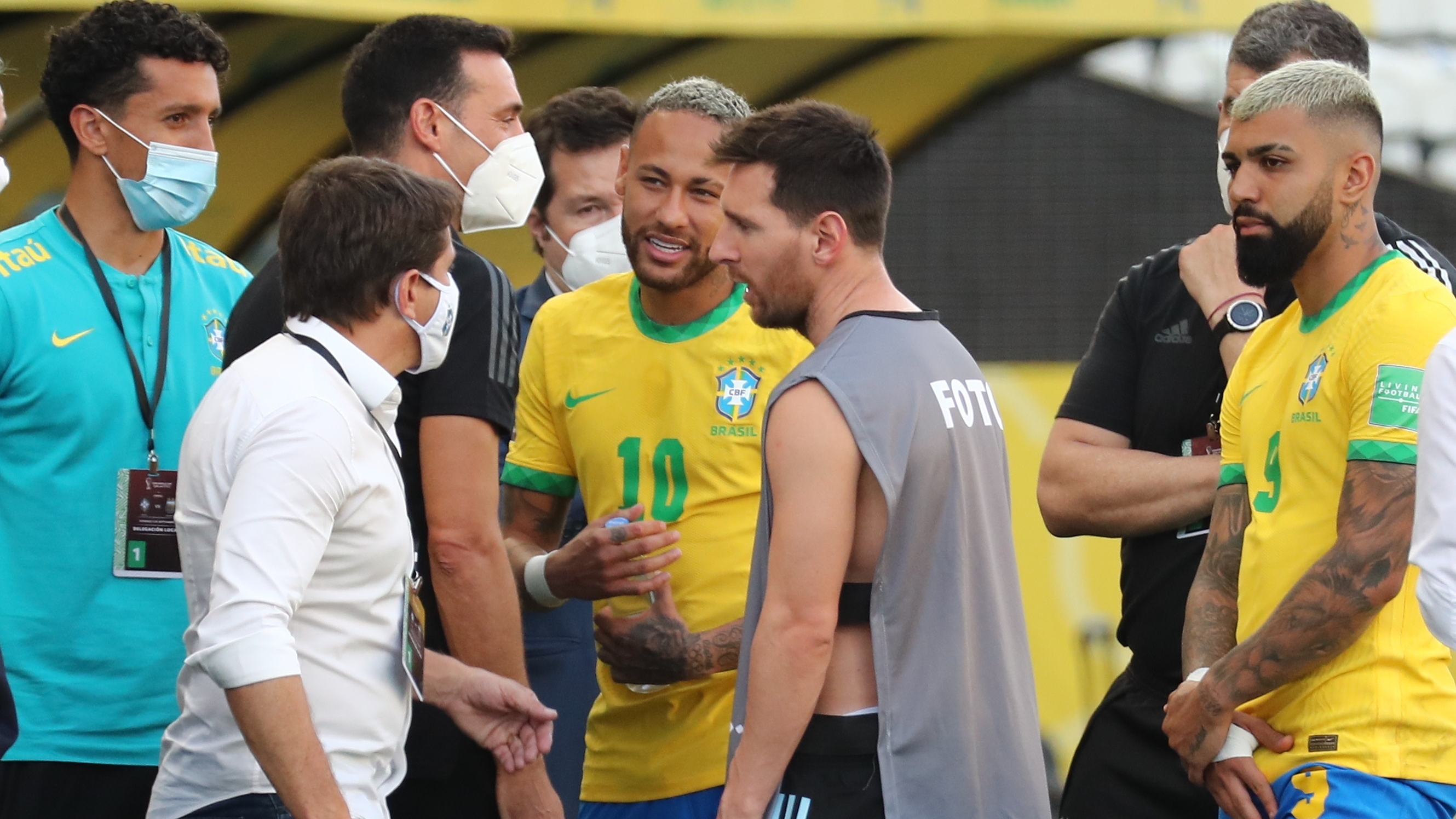 Una postal del suspendido partido en 2021 por las Eliminatorias: Neymar hablando con Lionel Messi. El clásico volverá a jugarse en Brasil (EFE/Sebastiao Moreira)
