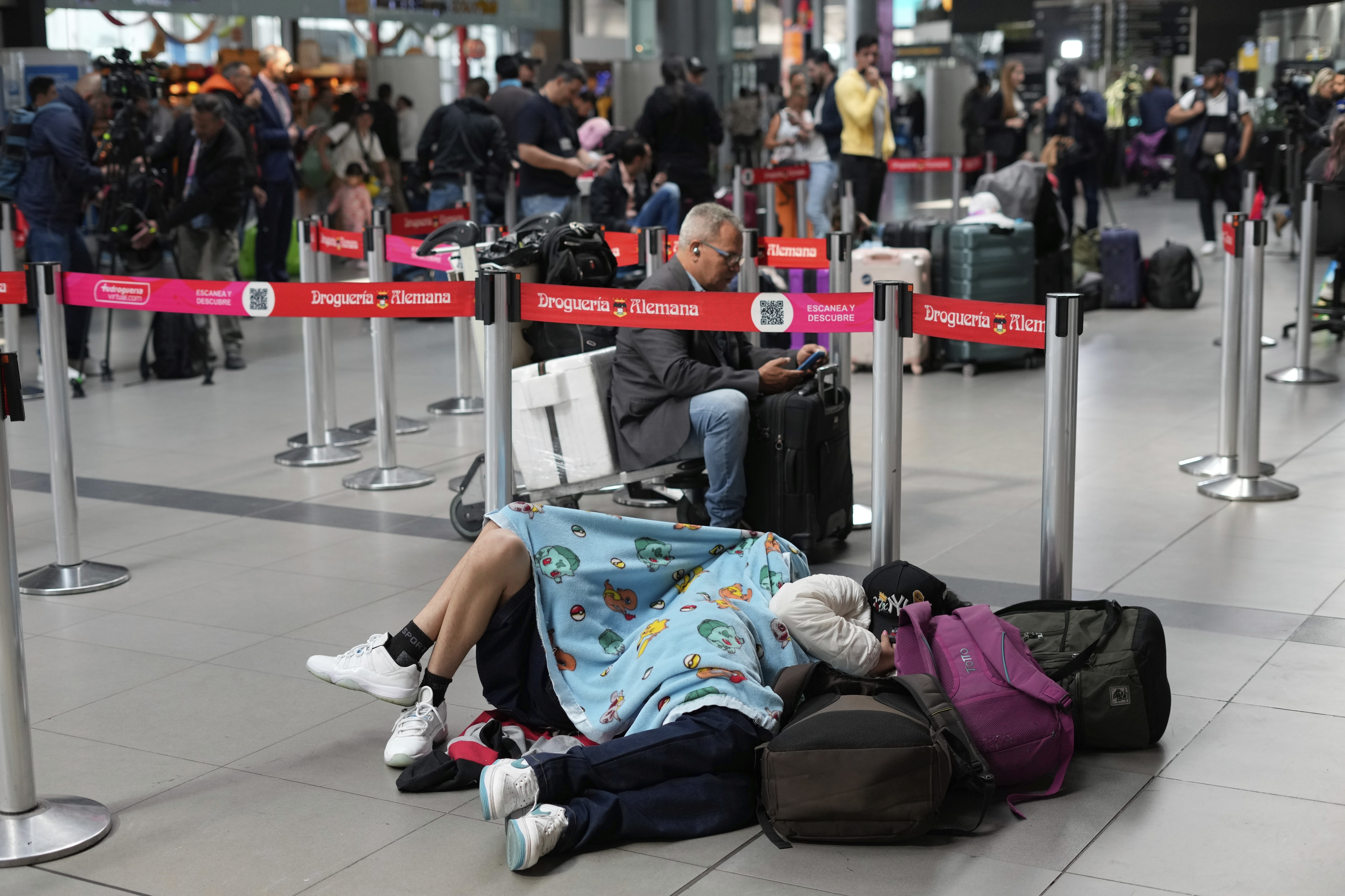 Cancelación de vuelos de Ultra Air puso en alerta a los pasajeros. (AP Foto/Fernando Vergara)