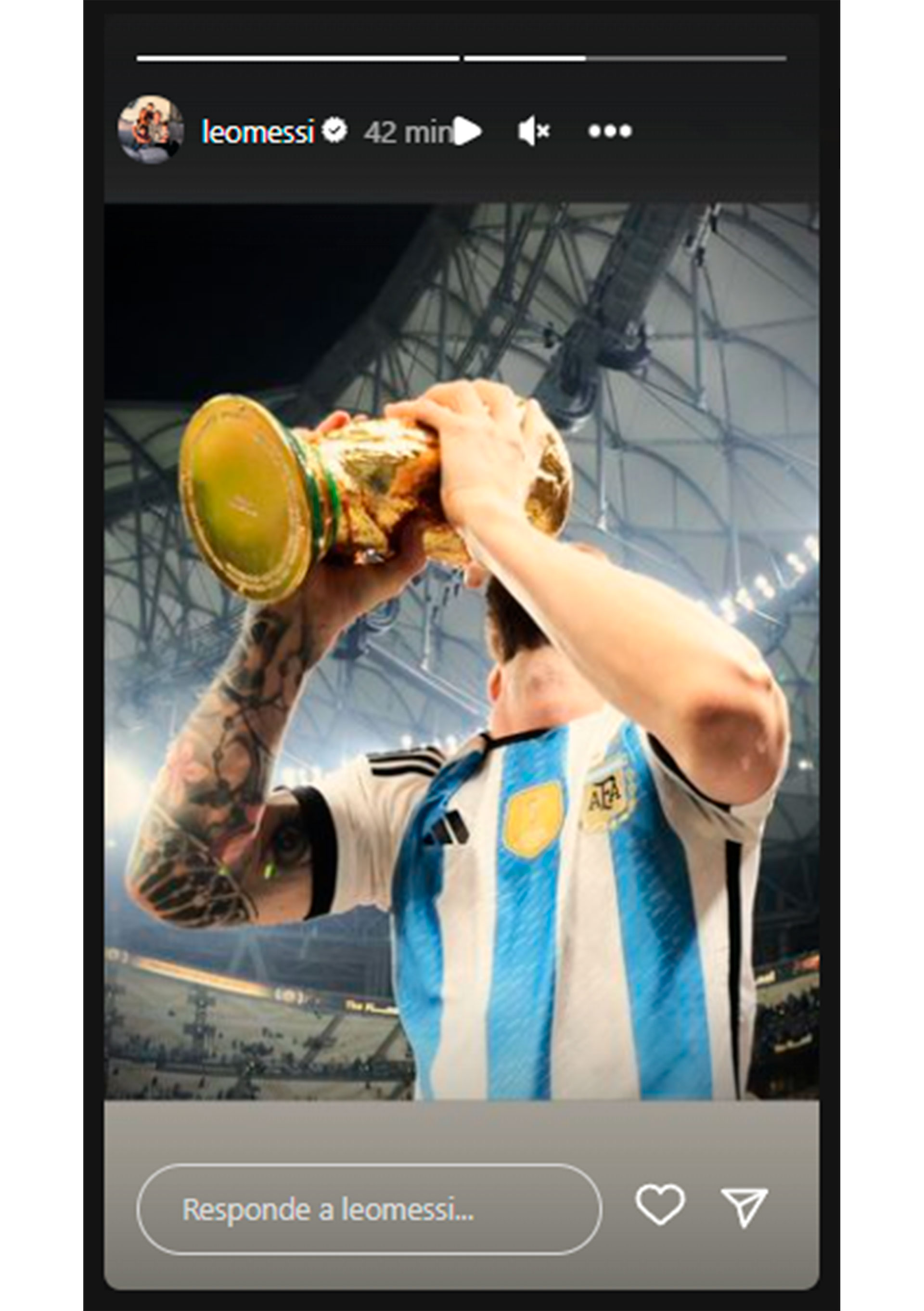 El 10 de Argentina besando la copa