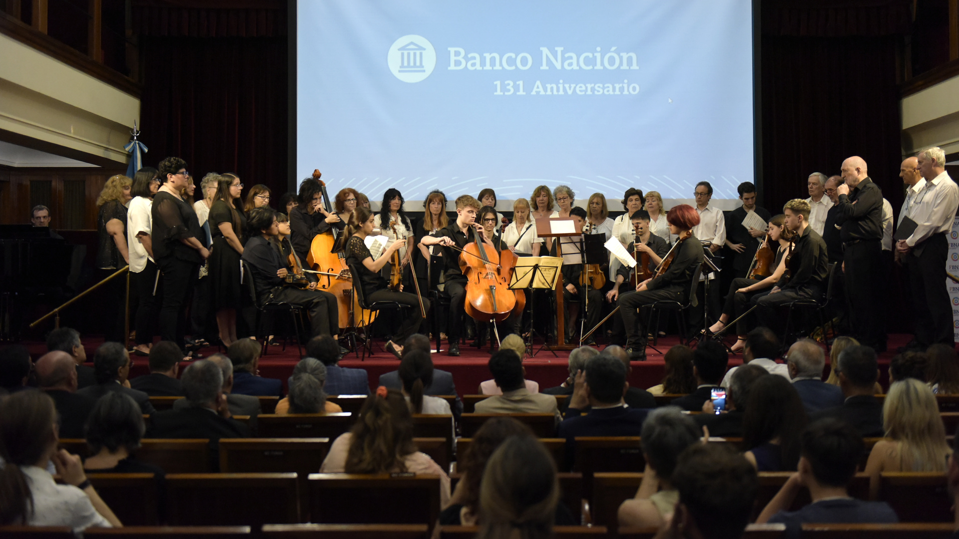 El ensamble del Coro del Banco Nación Argentina y la orquesta de la Fundación Musizap se lució en el concierto aniversario por los 41 años de la Fundación Banco Nación

 