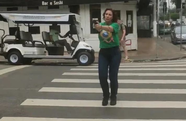 Una diputada aliada de Jair Bolsonaro persiguió con un arma de fuego a un seguidor de Lula da Silva. (TWITTER)