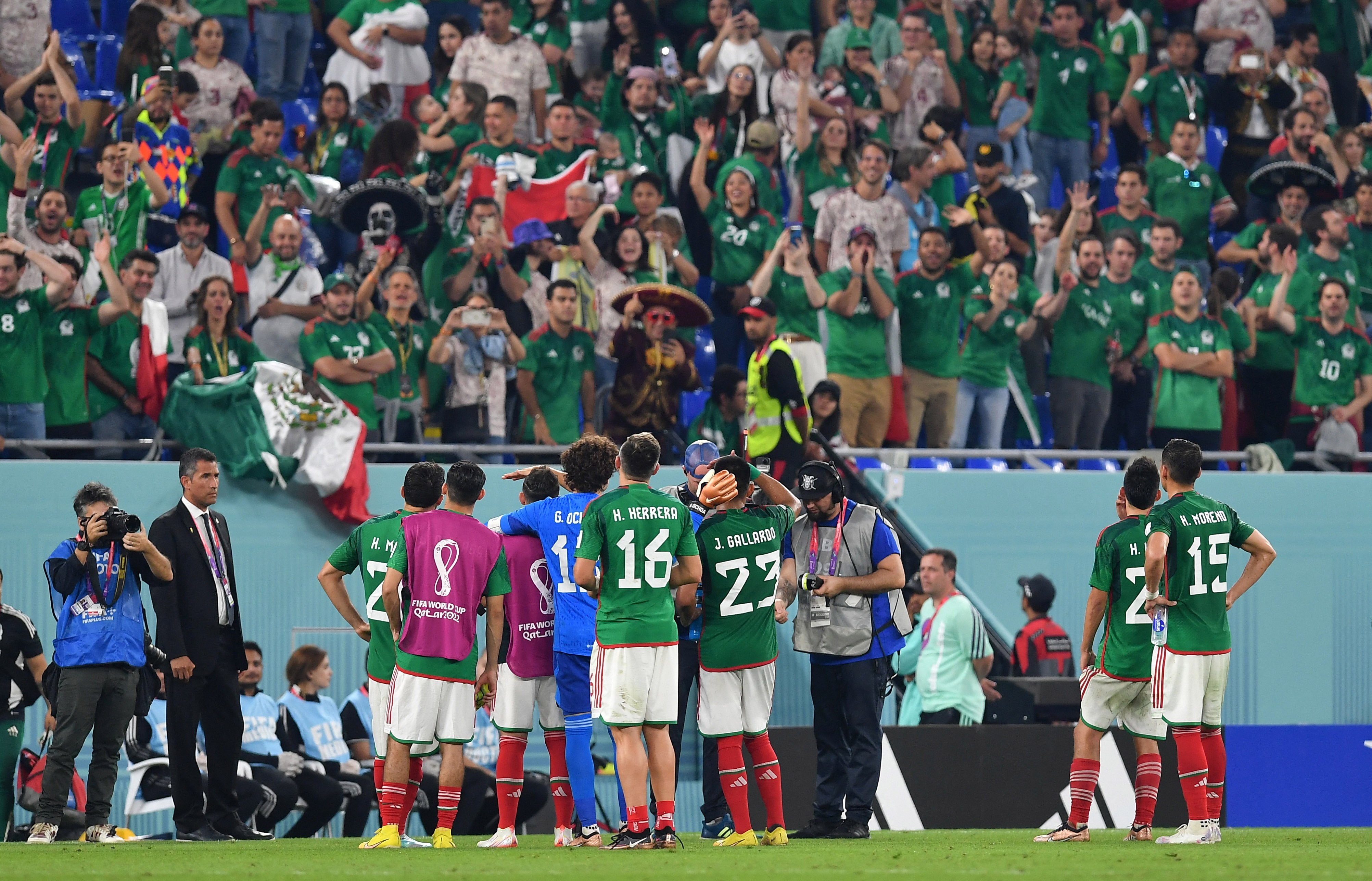 Los jugadores del Tricolor se van a agradecer a toda su afición por el apoyo en el Estadio 974. REUTERS/Jennifer Lorenzini