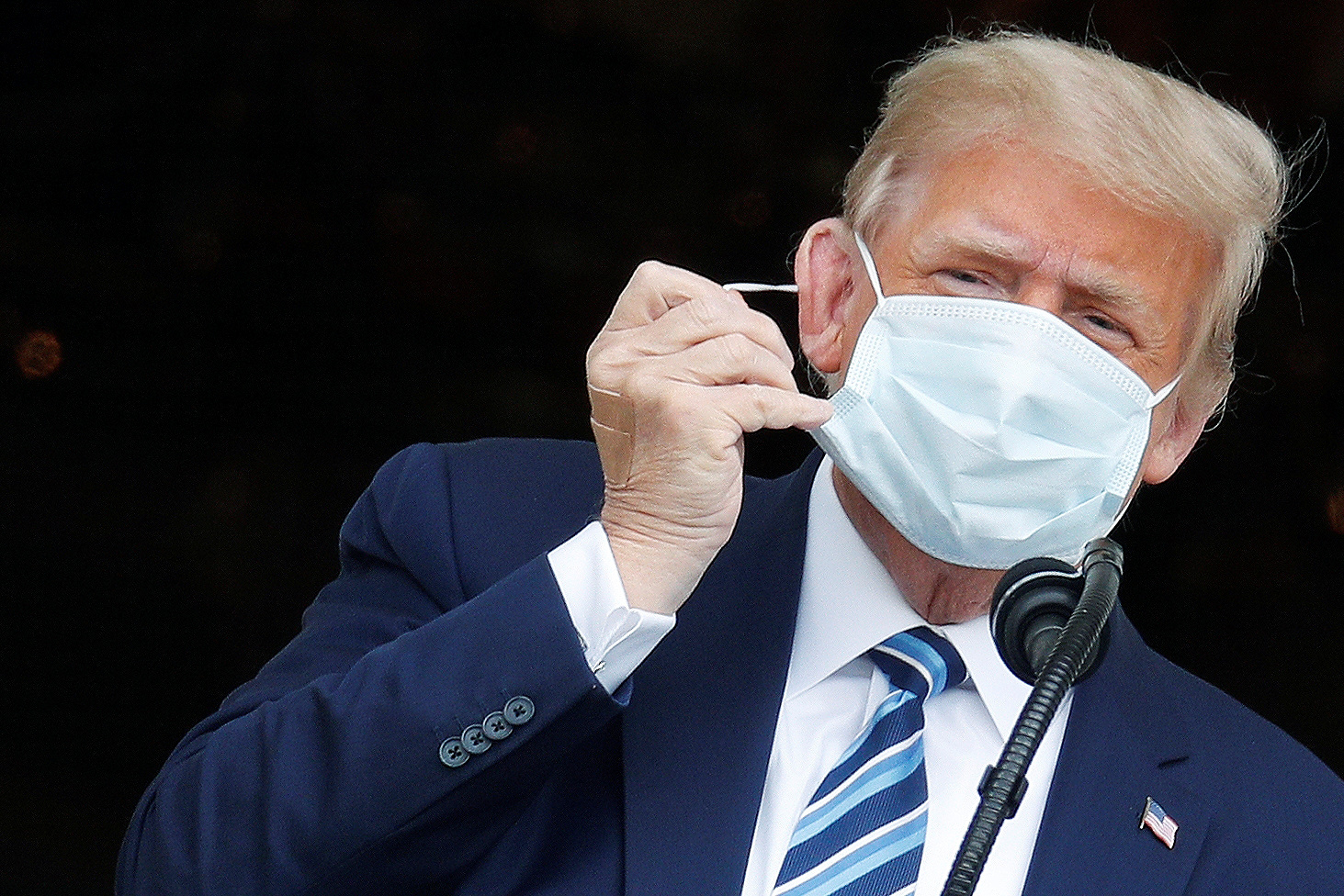 El presidente de EEUU, Donald Trump, usando una mascarilla