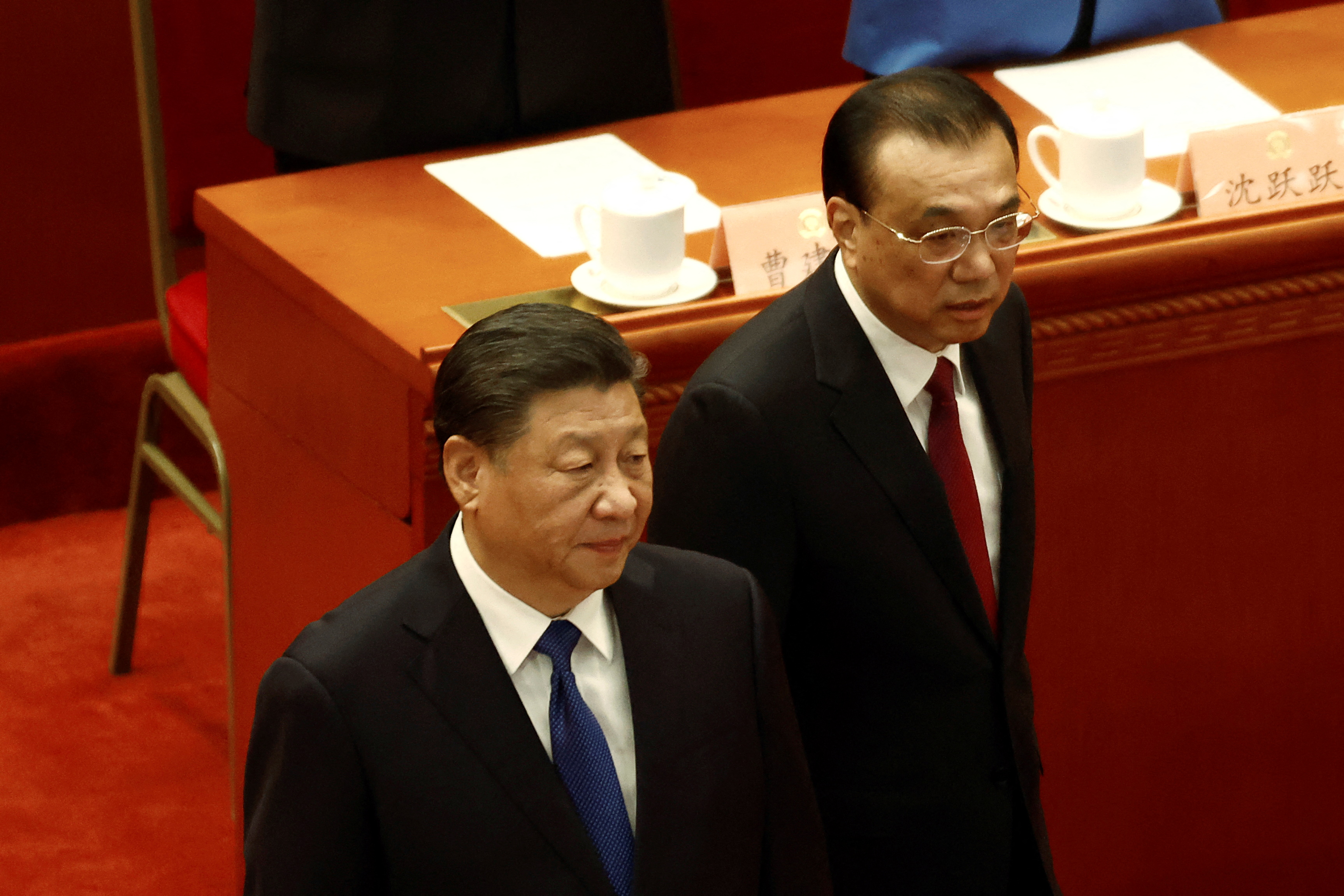 FOTO DE ARCHIVO: El presidente chino Xi Jinping y el primer ministro Li Keqiang llegan a la sesión de clausura de la Conferencia Consultiva Política del Pueblo Chino (CCPPCh) en el Gran Salón del Pueblo en Beijing, China, el 10 de junio de 2022.  REUTERS/Carlos García Rawlins