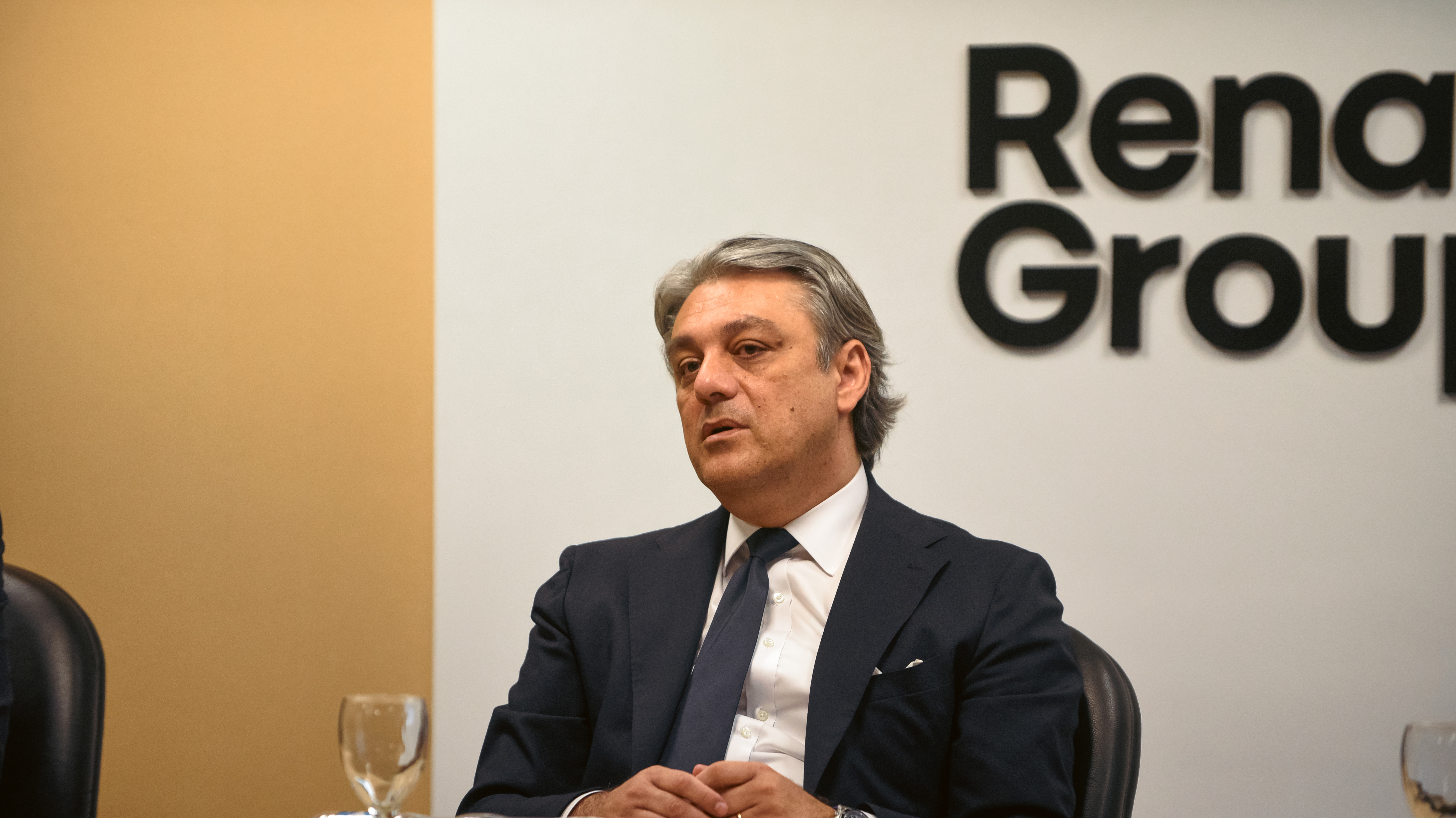 Luca de Meo, CEO Renault Group, durante un encuentro con periodistas en la planta de la empresa en Córdoba, Argentina (Crédito foto: Renault)