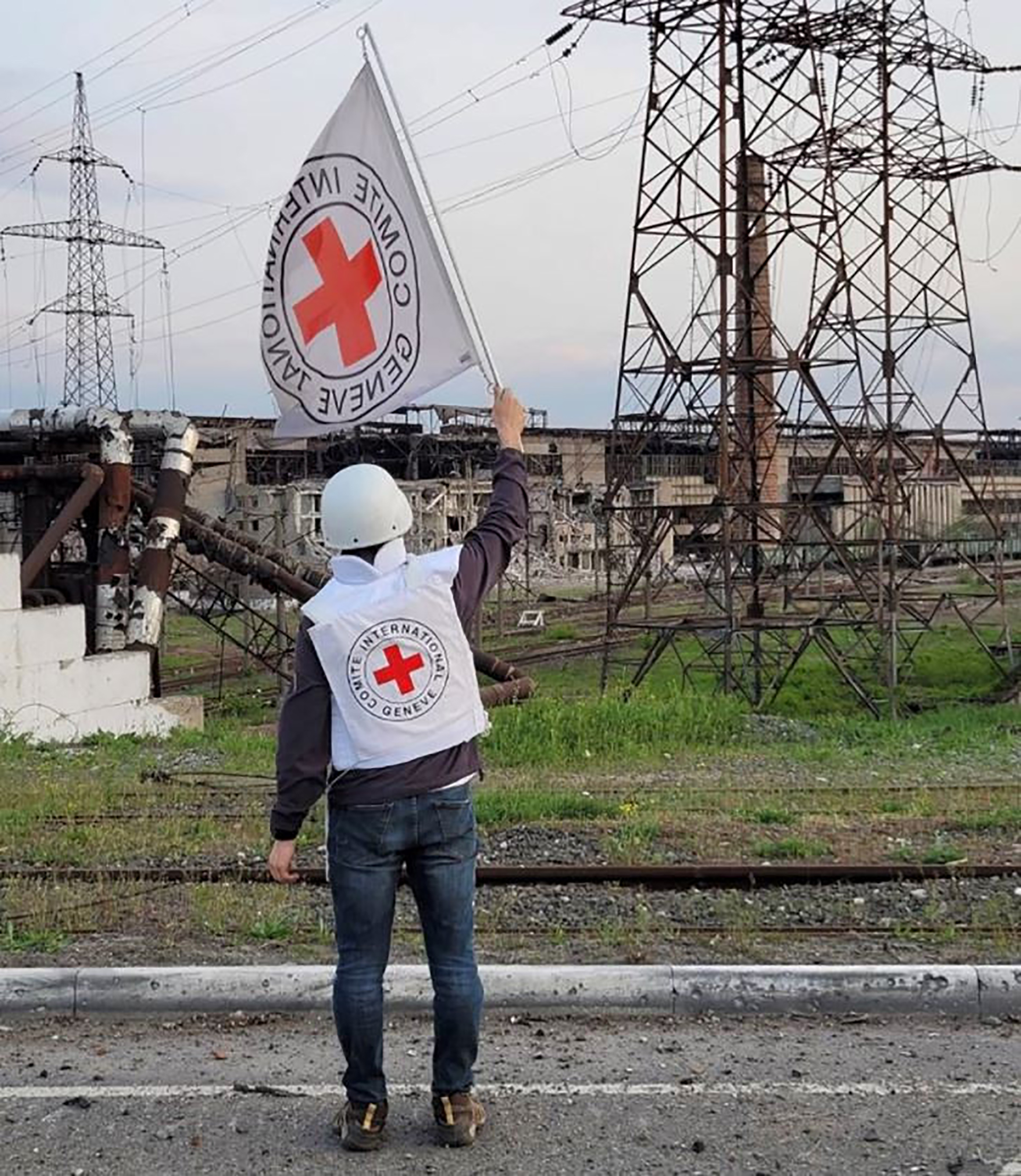 Las banderas blancas de la Cruz Roja guiaron la evacuación (ICRC)