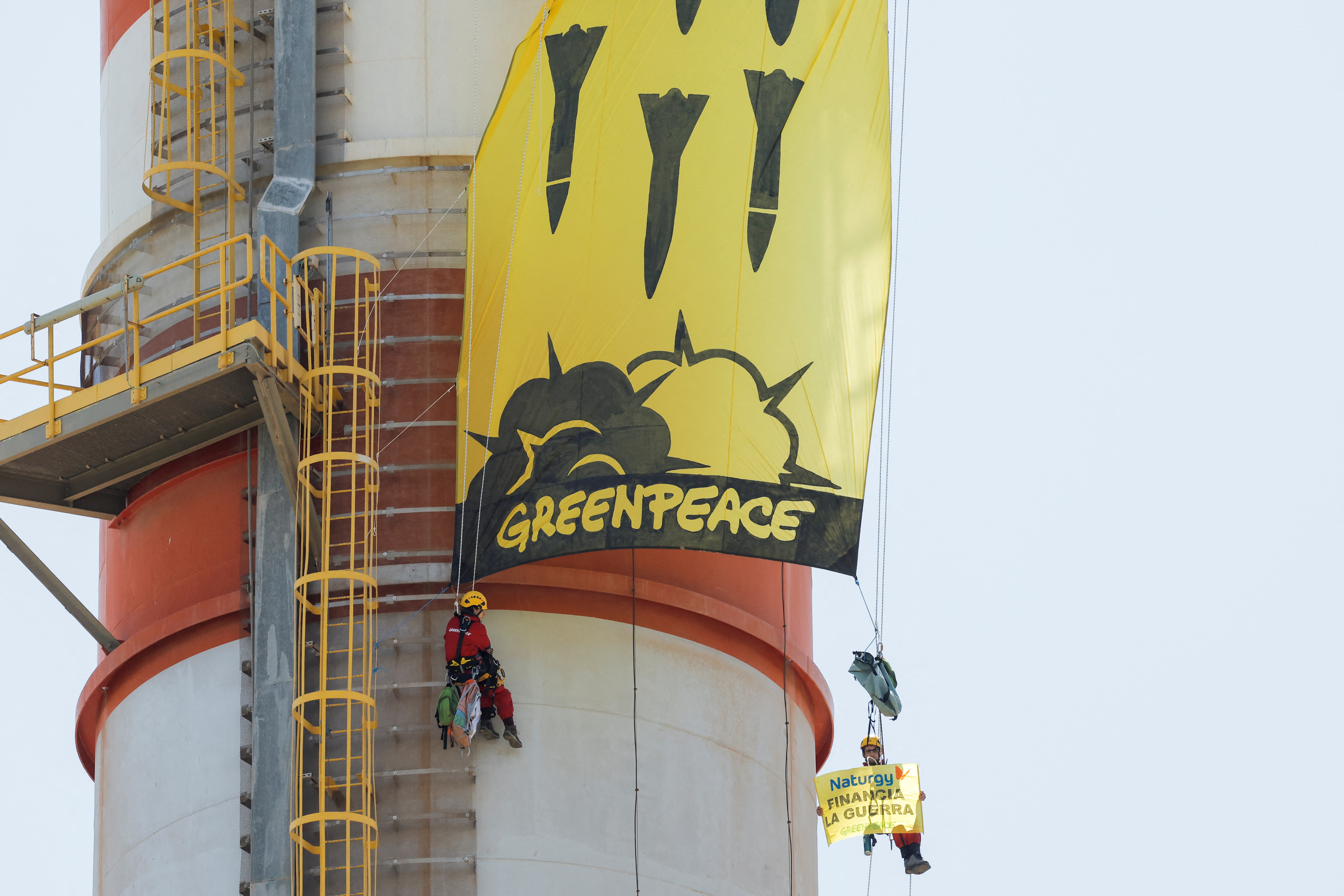 Miembros de la ONG ecologista Greenpeace en una manifestación anti guerra en Málaga (REUTERS/Jon Nazca)