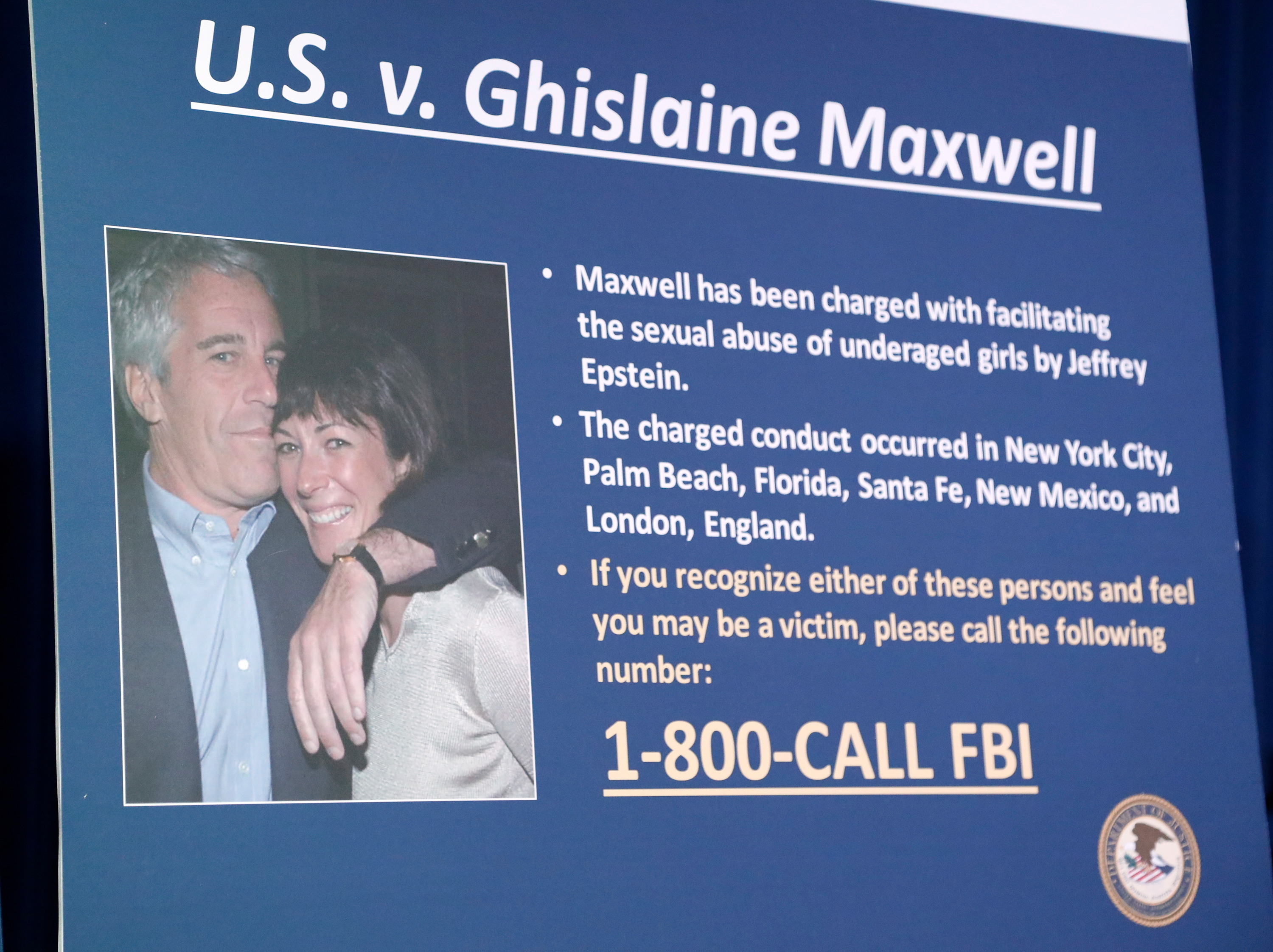 Fotografía en la que se registró un tablero de la Fiscalía de Estados Unidos al anunciar cargos contra Ghislaine Maxwell (EFE/Jason Szenes/Archivo)