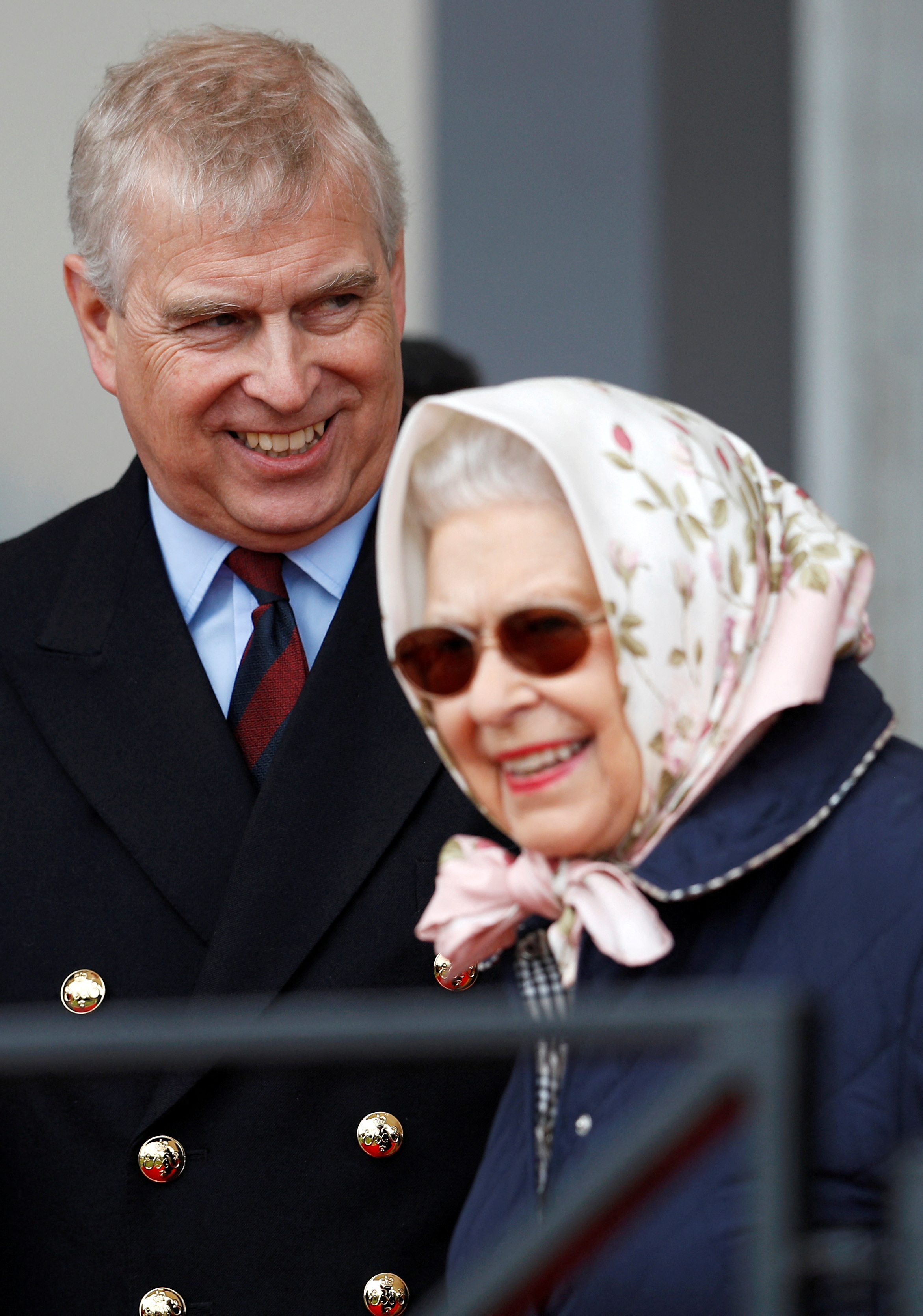 El príncipe Andrés y la reina Isabel (Reuters/archivo)