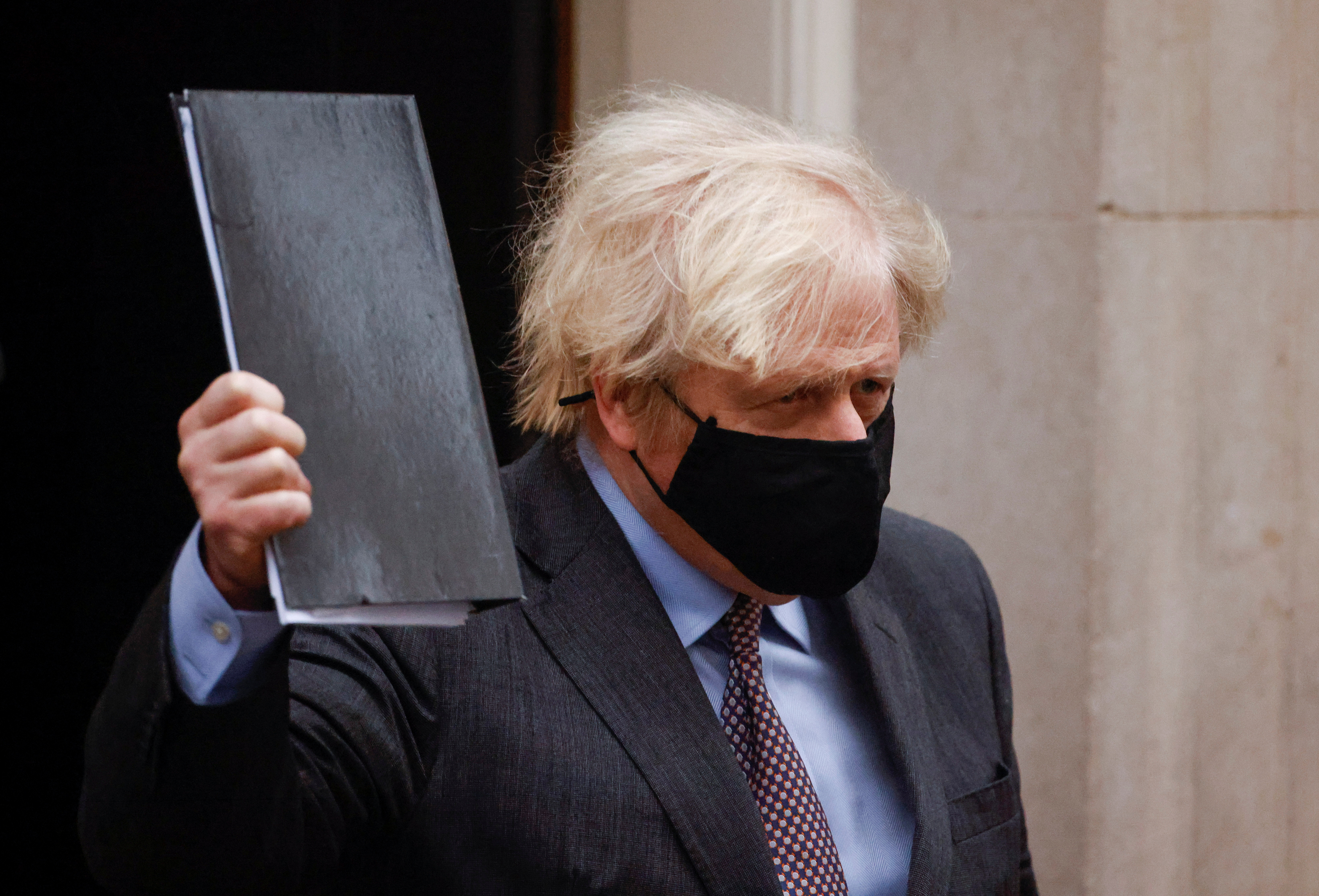 El primer ministro británico Boris Johnson frente a su residencia en 10  Downing Street (REUTERS/John Sibley)