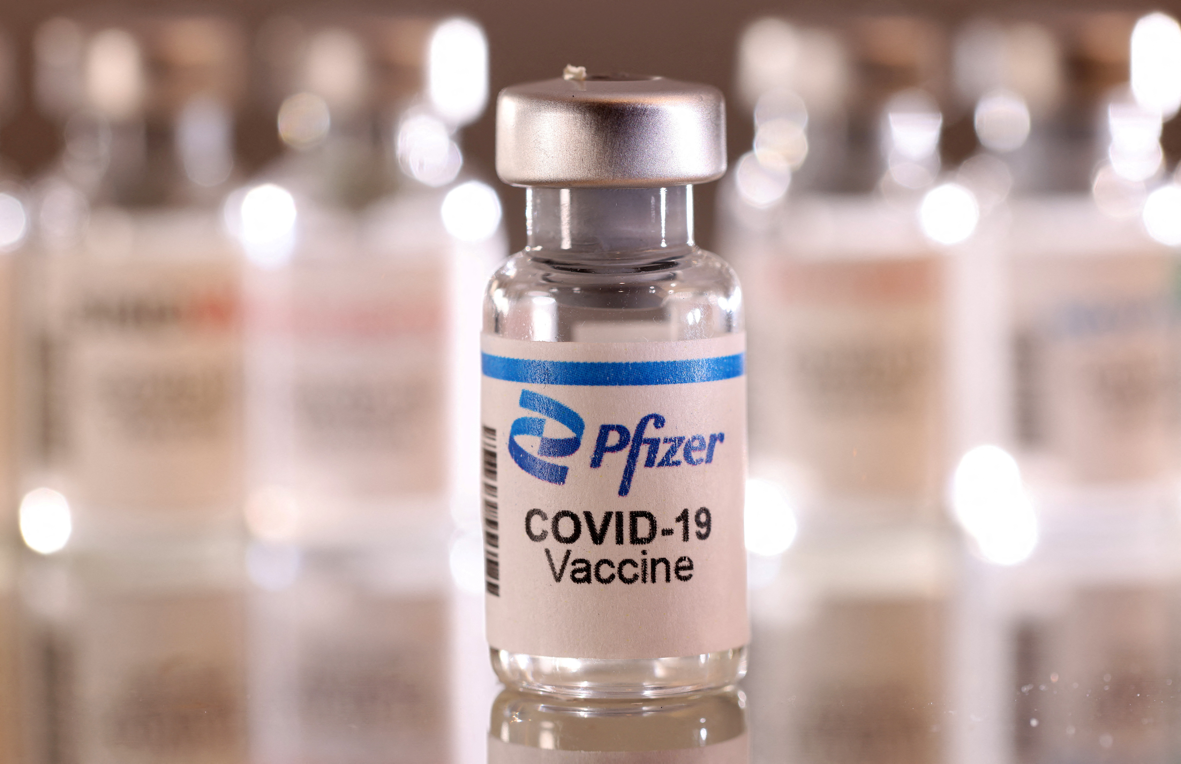 Pfizer trabaja en una vacuna monovalente que se dirige sólo a Ómicron y  una vacuna bivalente que combina la vacuna original y añade la protección frente a Ómicron (REUTERS)