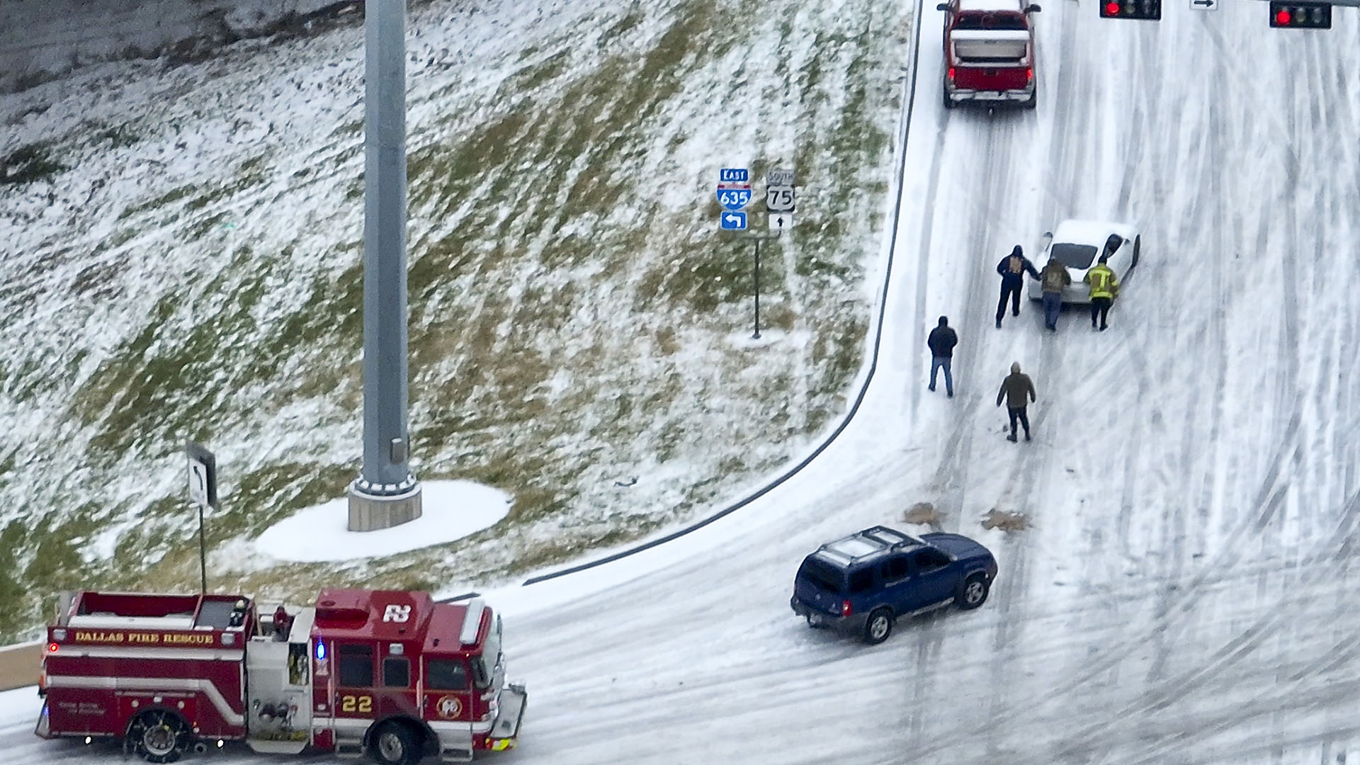 Personal de rescate trabaja en movilizar un vehículo atascado en medio de la tormenta de hielo y nieve en la intersección de las carreteras US 75 e I-635 en Dallas (Smiley N. Pool/The Dallas Morning News via AP)