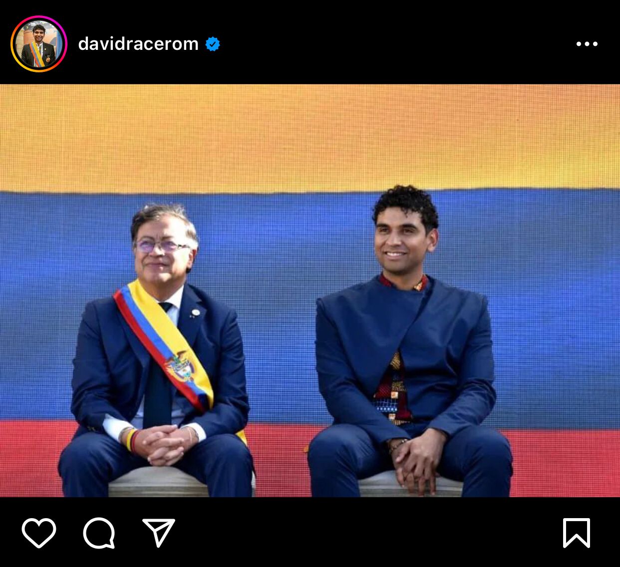 El representante David Racero, sentado junto al presidente Gustavo Petro en su toma de posesión. Tomada de Instagram @davidracerom
