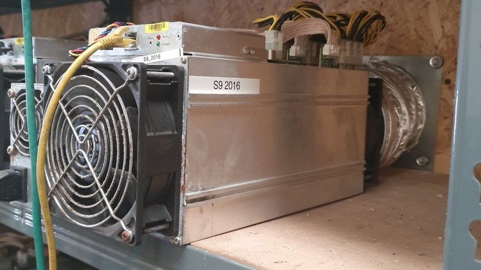 La operación de "minería" de Bitcoin había robado miles de libras de electricidad, dijo la policía.