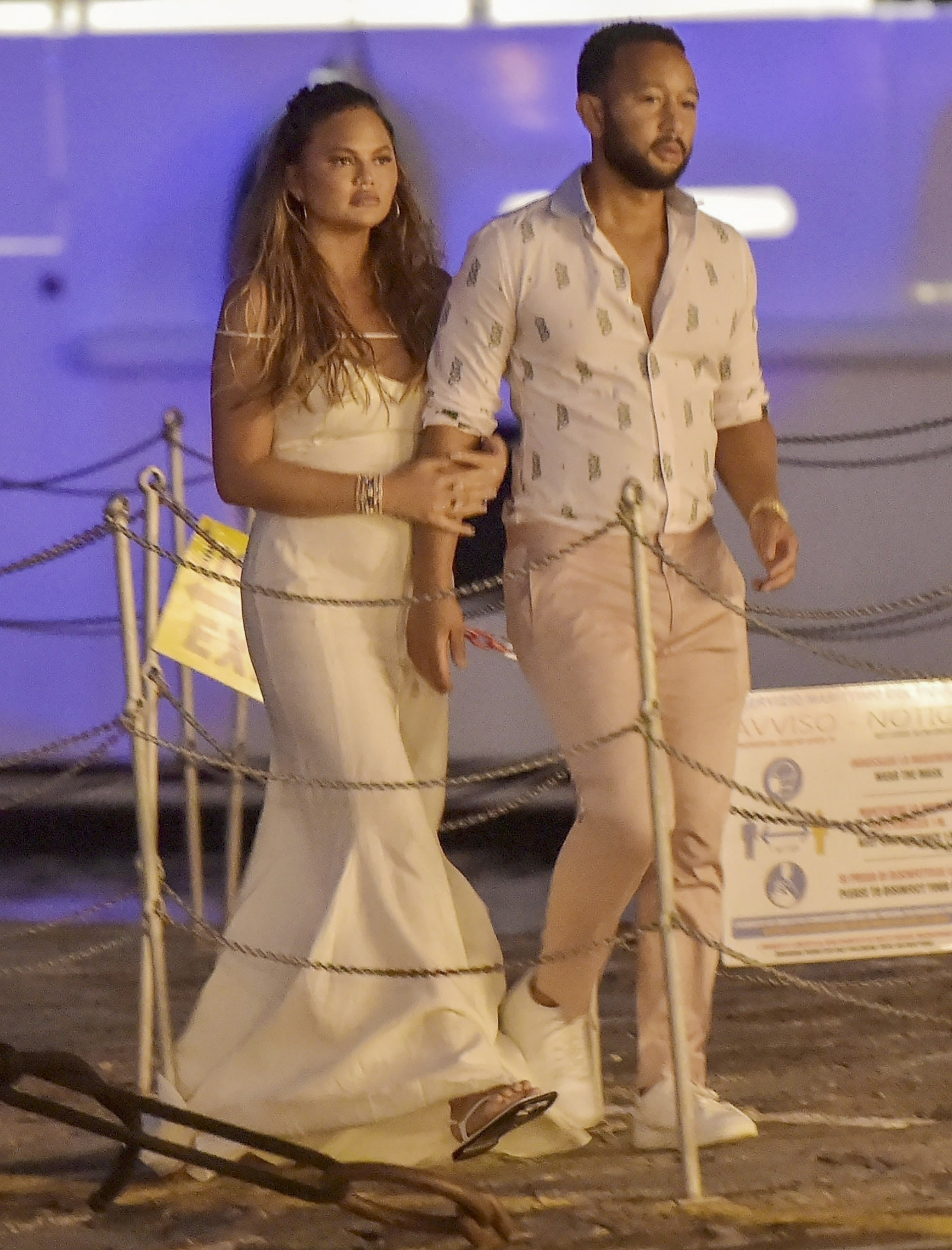Chrissy Teigen y John Legend fueron fotografiados durante una romántica salida en Portofino, Italia. Ella lució un vestido largo blanco mientras que él optó por un pantalón clarito y una camisa estampada