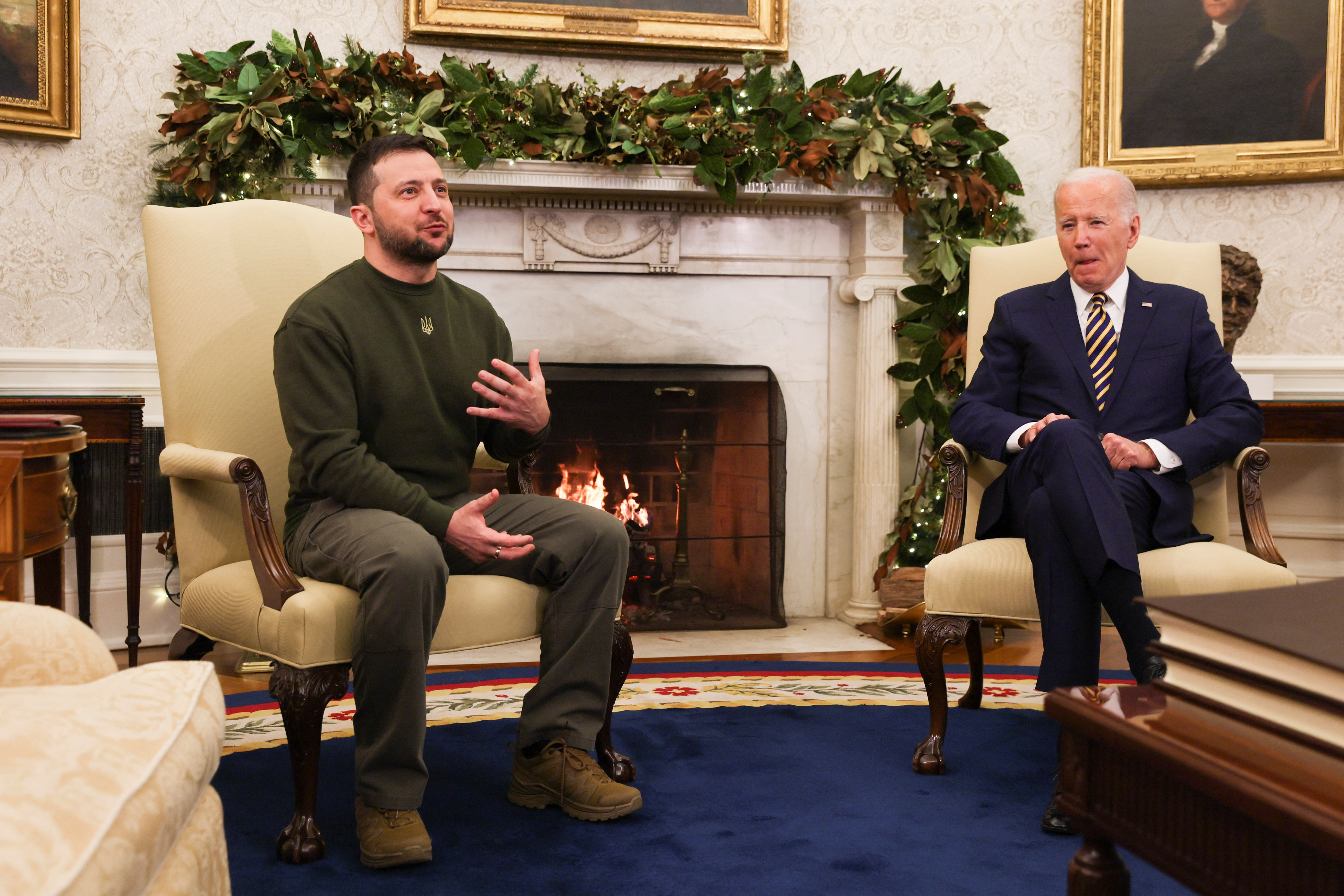 El presidente de Estados Unidos, Joe Biden, se reúne con el presidente de Ucrania, Volodymyr Zelenskiy, en el Despacho Oval de la Casa Blanca en Washington, Estados Unidos, 21 de diciembre de 2022. REUTERS/Leah Millis