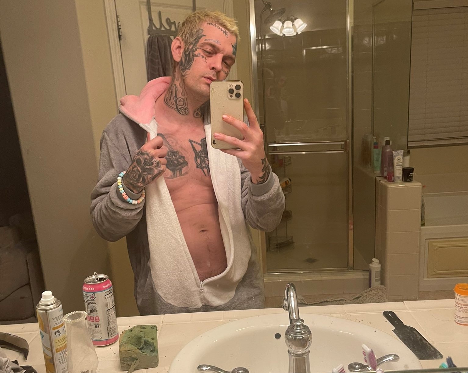 Aaron Carter y detrás, la bañera donde fue hallado muerto (Twitter: @aaroncarter)