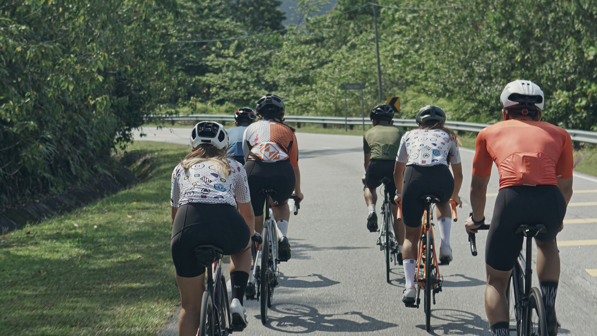 Para muchas personas andar en bicicleta se relaciona a una actividad social (Getty)