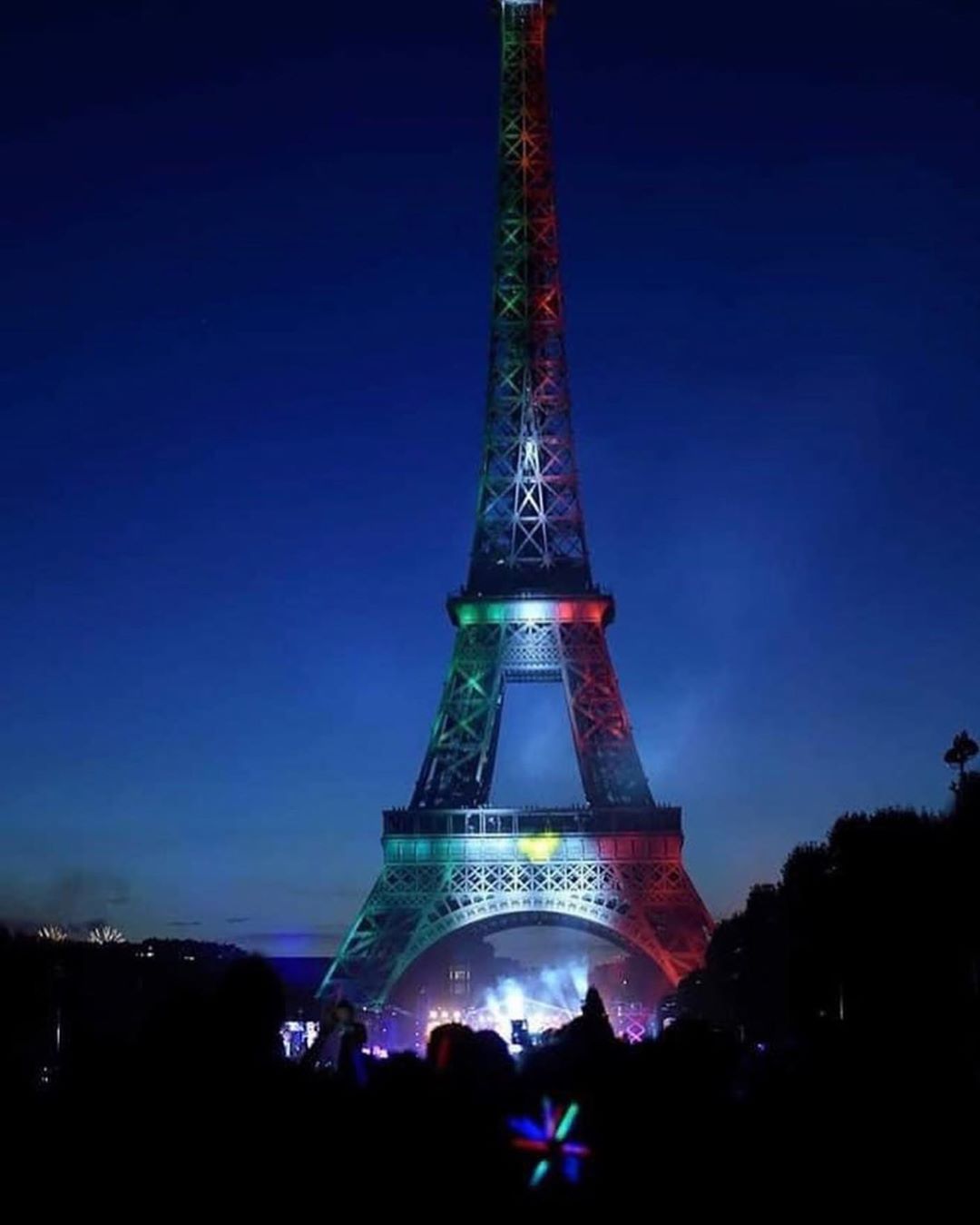 La Torre Eiffel se unió a la celebración mexicana (Foto: Instagram @cdmx_oficial)