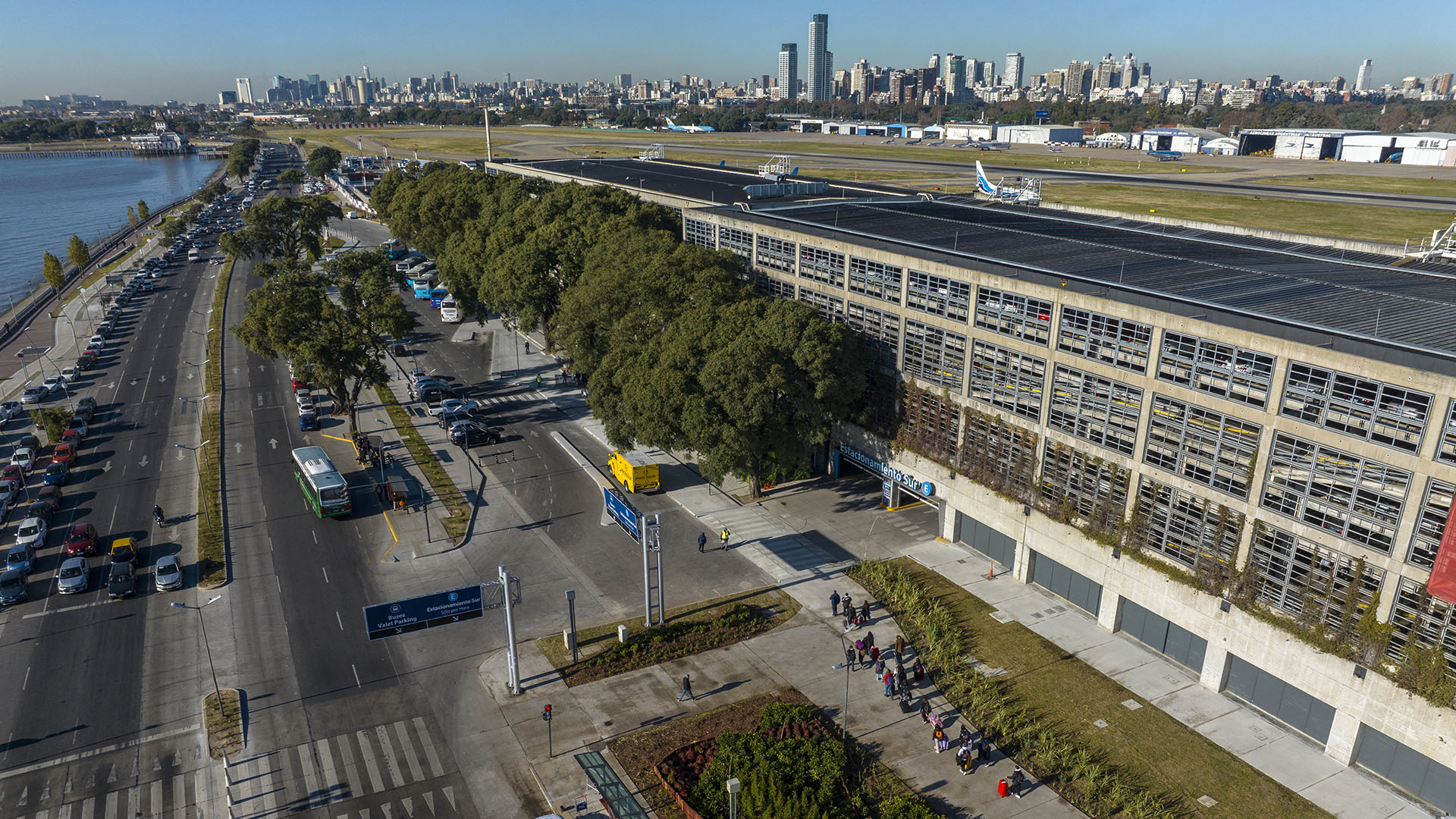 Tensi&oacute;n en Aeroparque: una mujer se neg&oacute; a pagar el exceso de peso, mordi&oacute; a una polic&iacute;a y termin&oacute; detenida