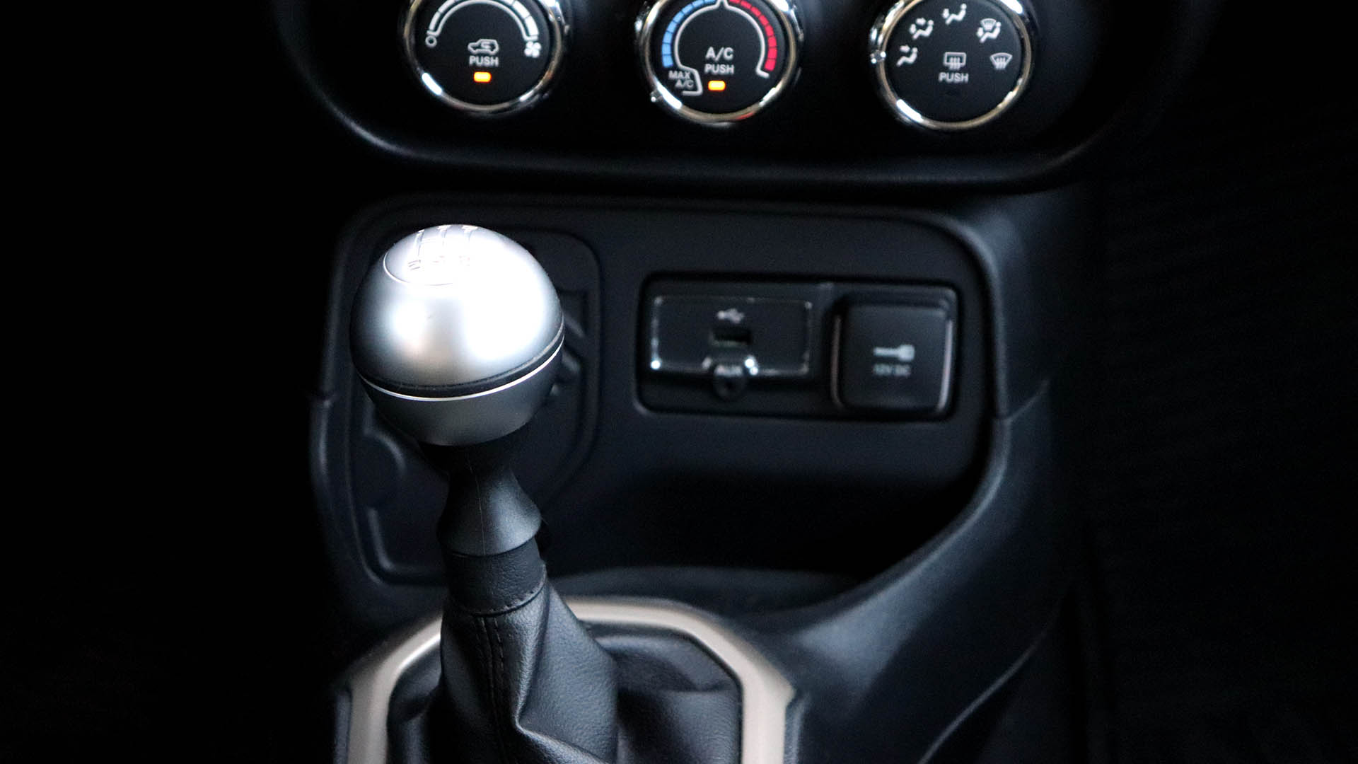 La palanca de cambios convencional y el tercer pedal, el del embrague, van camino a se parte de la historia en los autos de calle