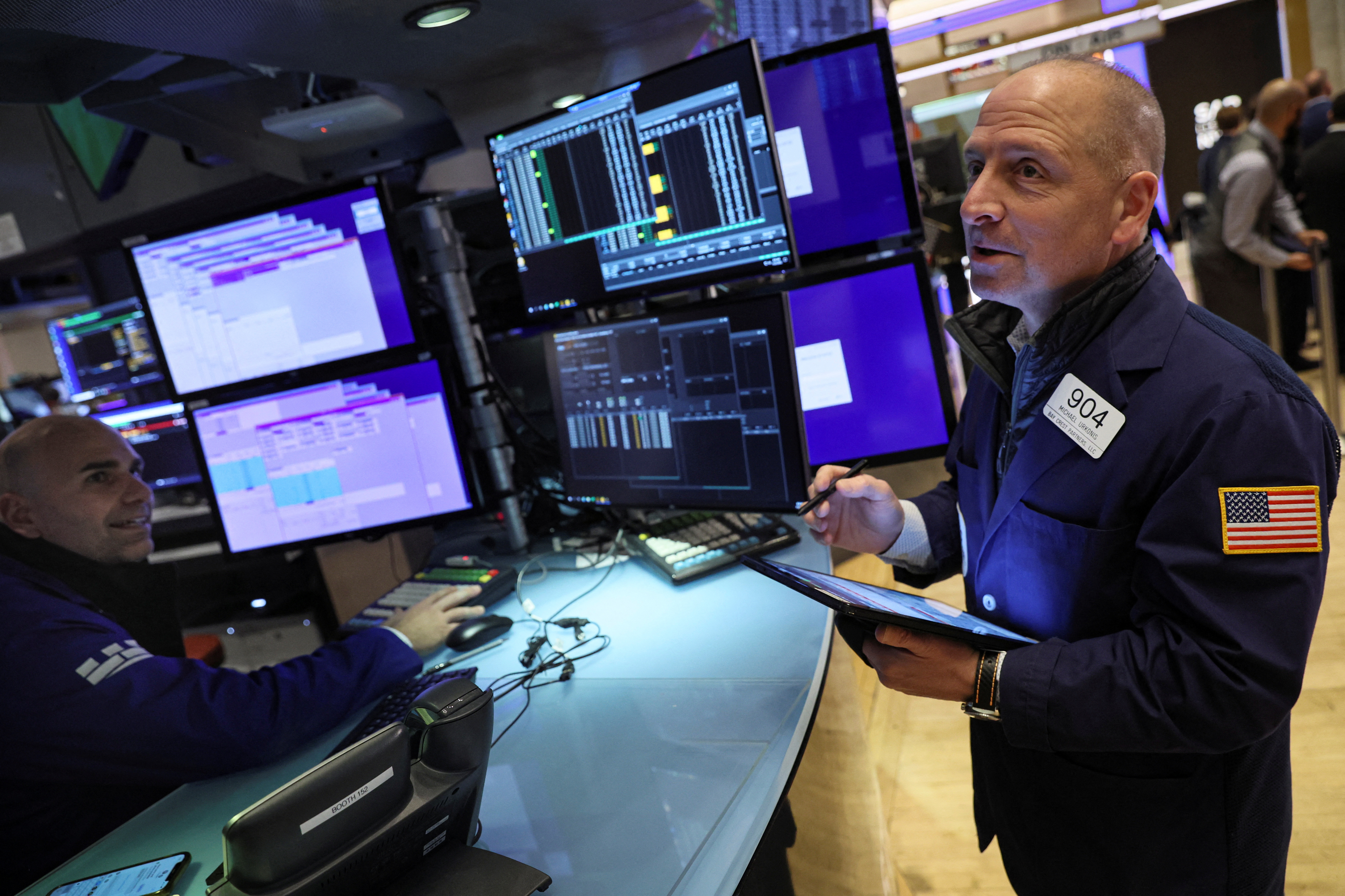 Seorang pria bekerja di New York Stock Exchange (REUTERS/Brendan McDermid)