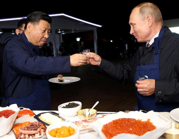 El presidente ruso, Vladimir Putin (dcha), y su homólogo chino, Xi Jinping, s reunirán en una cumbre de presidentes 