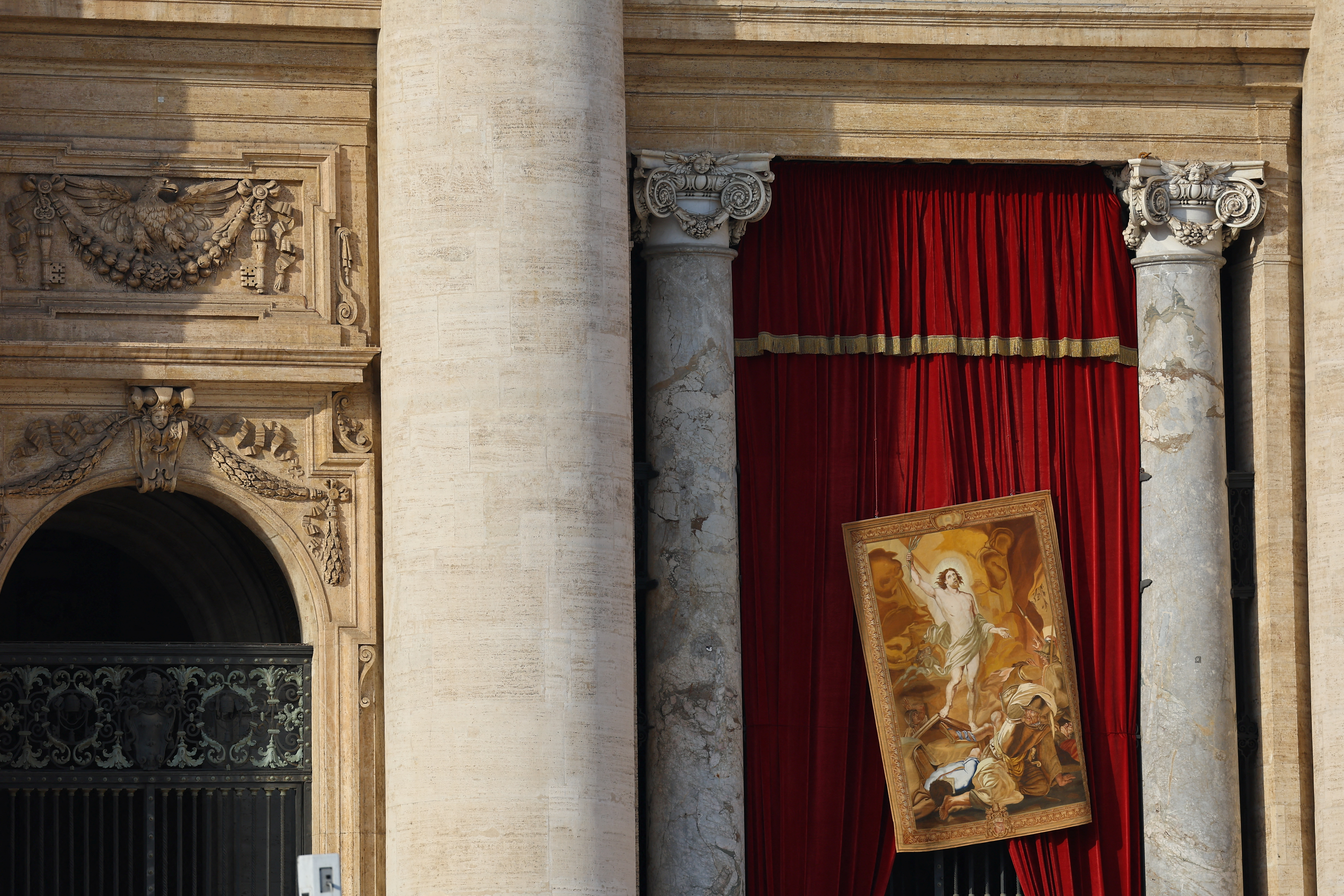 El cardenal italiano Giovanni Battista Re, decano del Colegio de Cardenales, celebrará la misa en el altar. Francisco dirigirá los rituales finales del funeral de Benedicto XVI recitando una despedida formal y rociando los restos con agua bendita e incienso. (REUTERS)