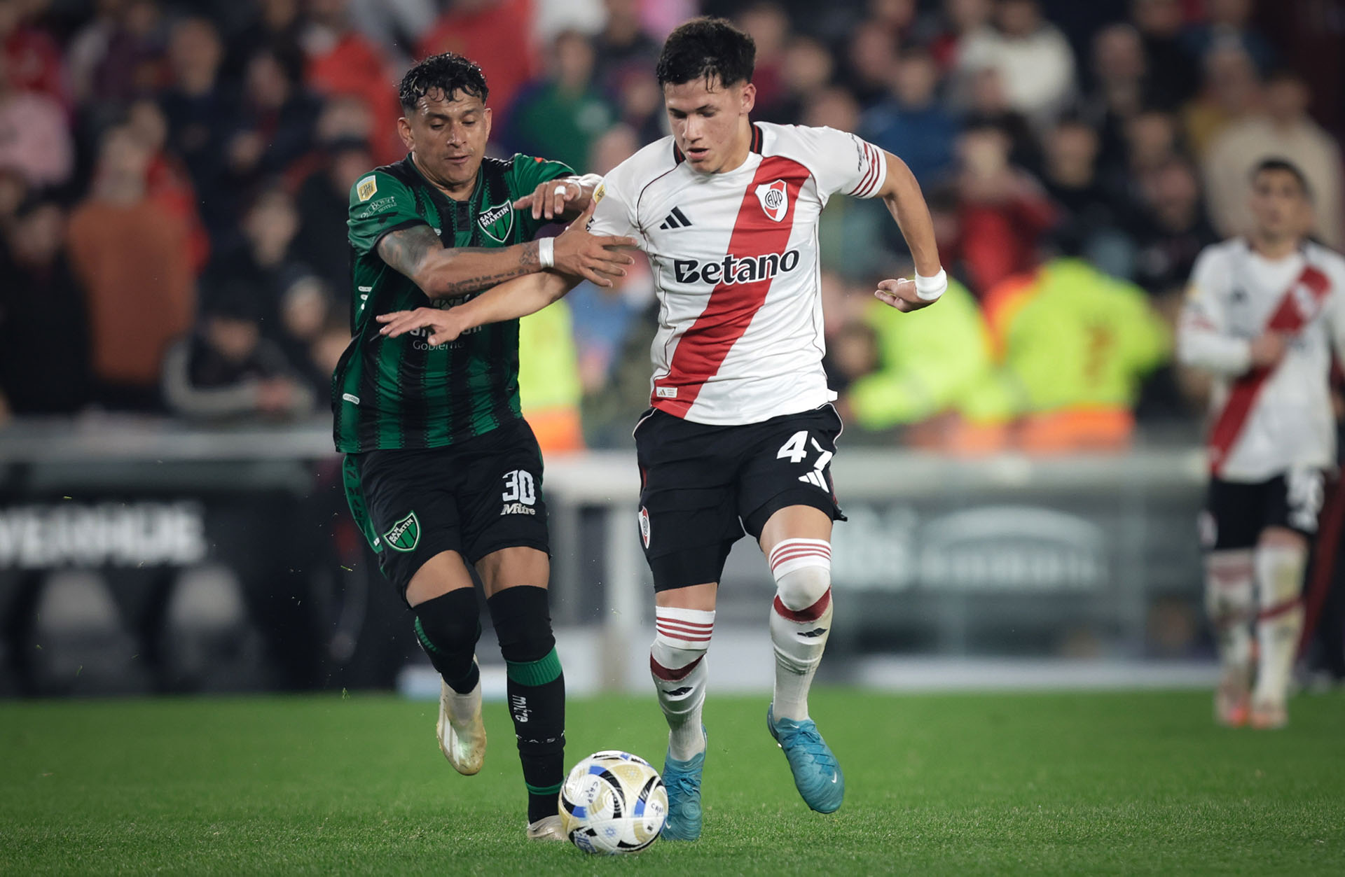 India evacua a miles de personas ante la inminente llegada del ciclón Montha  