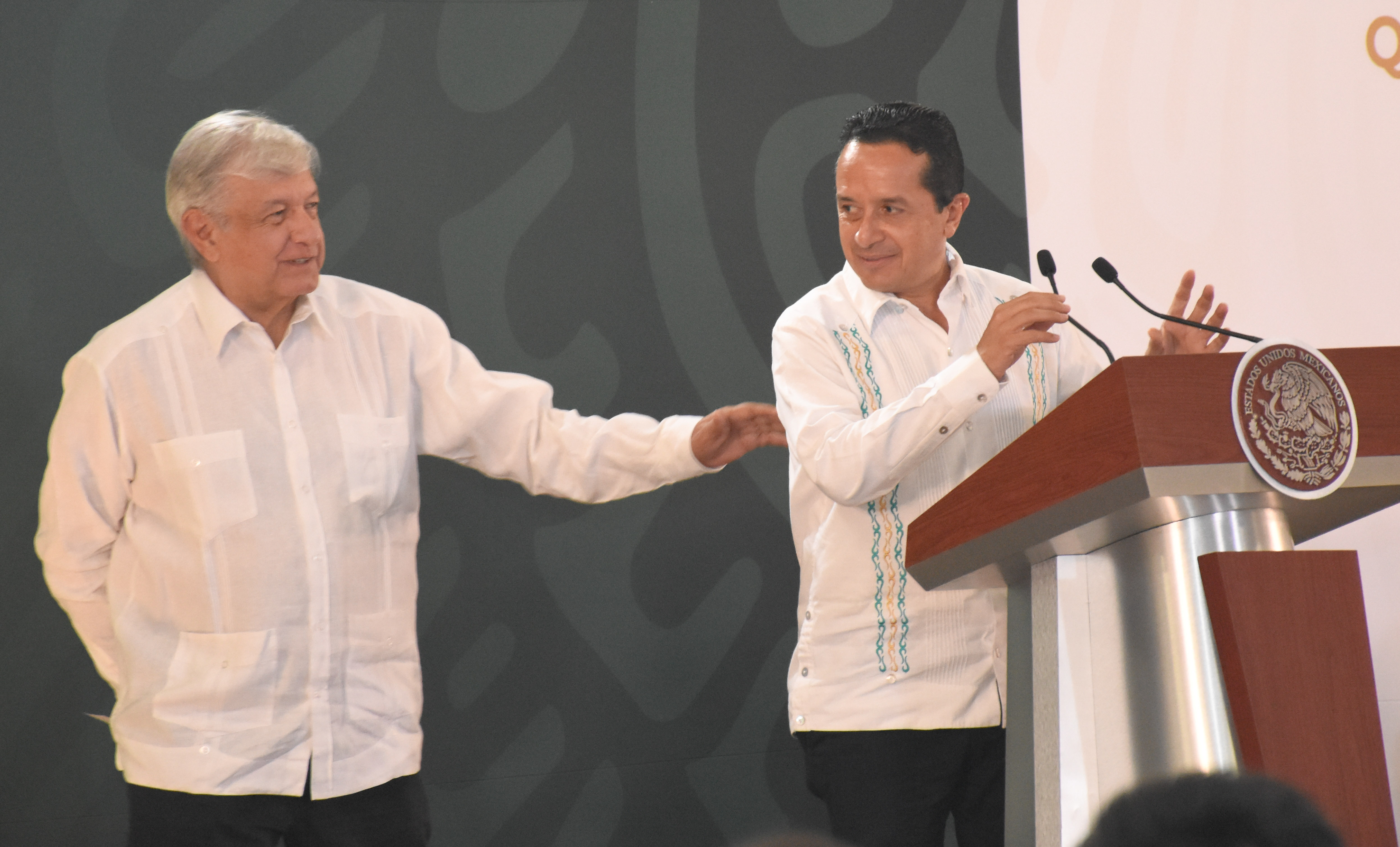 López Obrador aseguró que convencería al gobernador de Quintana Roo, Carlos Joaquín, de unirse a su administración cuando termine su mandato en la entidad, lo cual ocurrirá el próximo año, cuando se lleven a cabo elecciones. (FOTO: ELIZABETH RUIZ /CUARTOSCURO/ ARCHIVO)