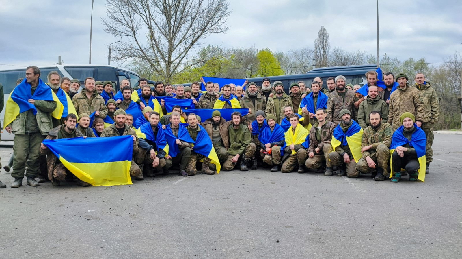 Los soldados y oficiales posan con la bandera ucraniana