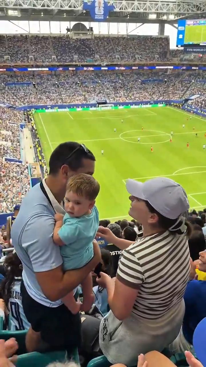Le propuso matrimonio en medio del partido de Uruguay y se llev&oacute; una sorpresa inesperada: la jugada que arruin&oacute; el rom&aacute;ntico acto