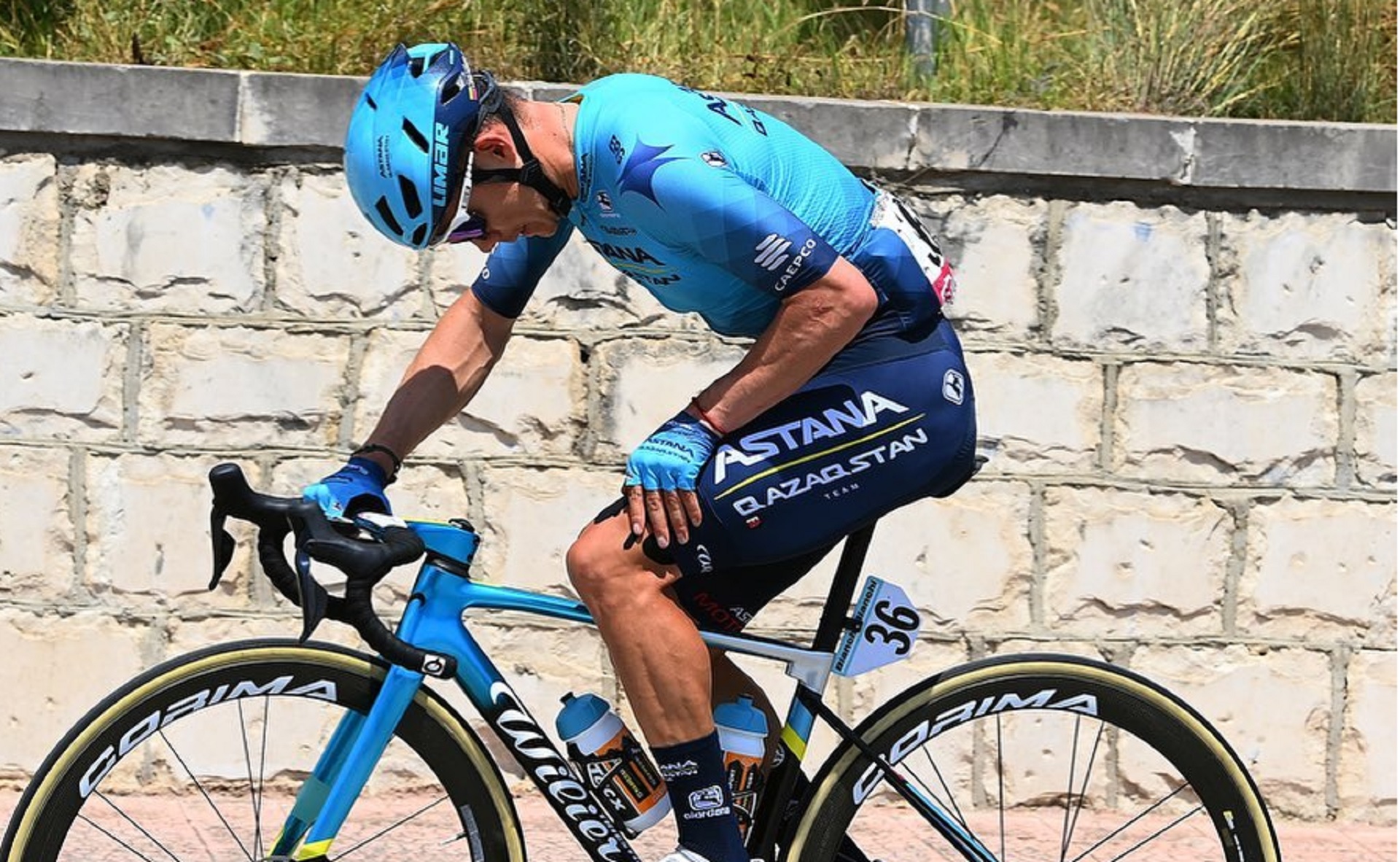 Cuerpo médico del Astana habla sobre la lesión que sacó a Superman López del Giro de Italia
