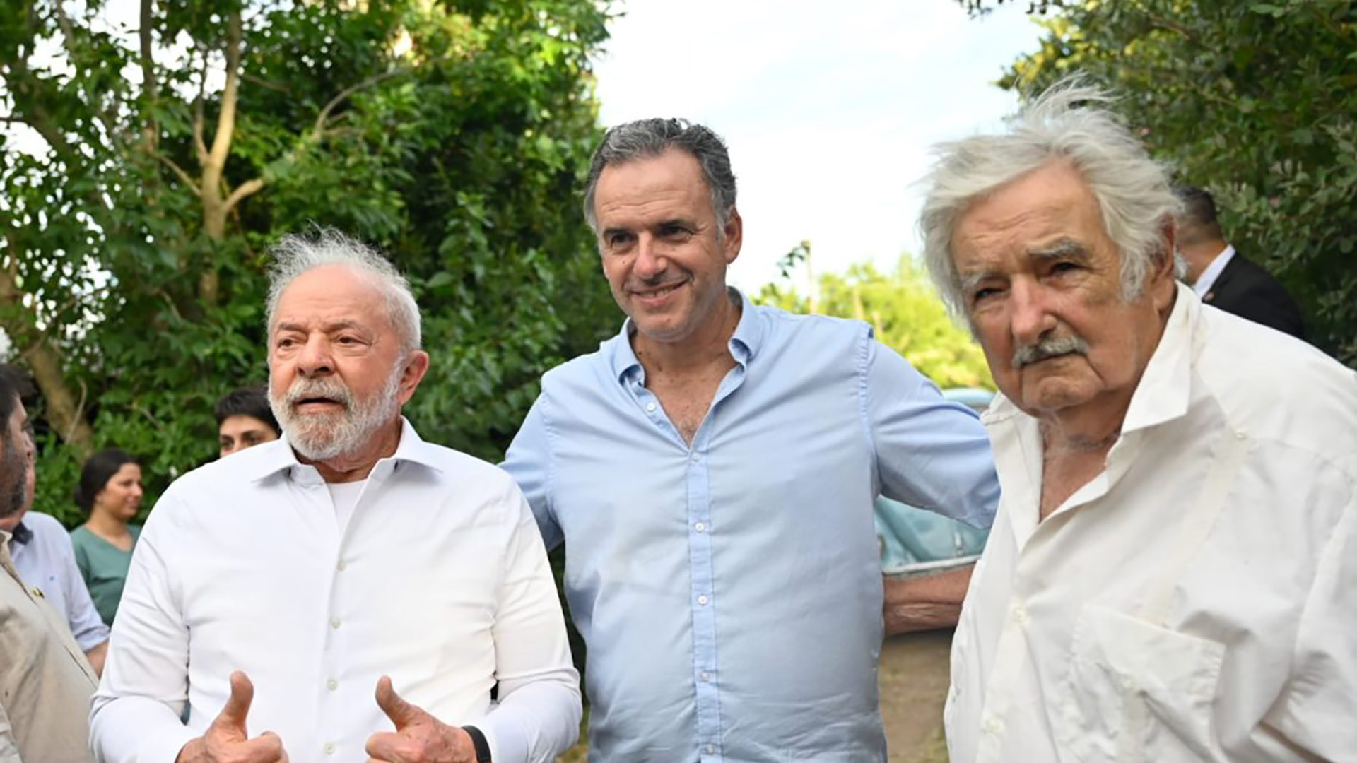 A la chacra ubicada en Rincón del Cerro concurrió el intendente de Canelones, Yamandú Orsi, posible candidato a la presidencia uruguaya por el Frente Amplio, con gran apoyo de Mujica.