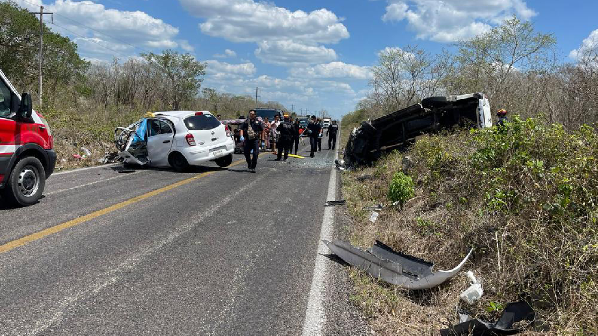Familia sufrió accidente en carretera de Yucatán; una mujer murió y tres menores están graves 